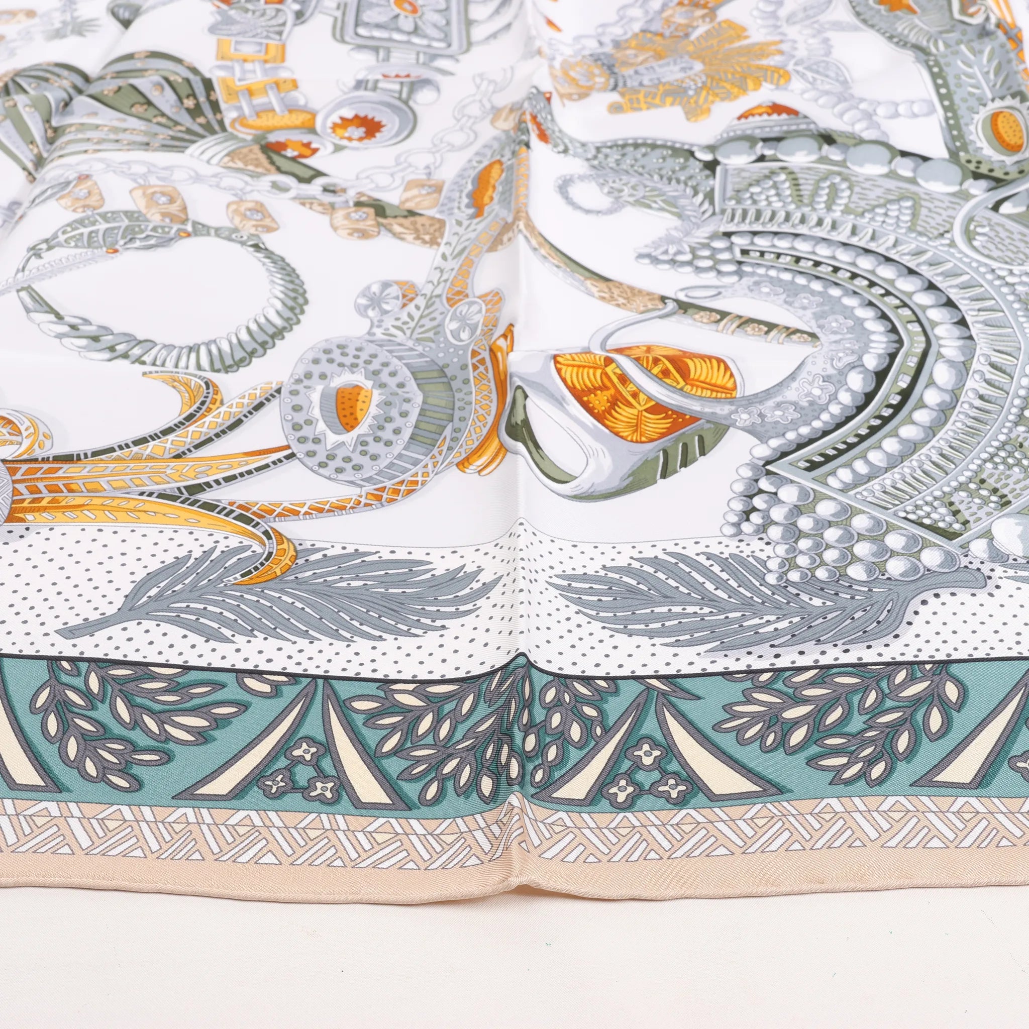 Hermès Carré 90 "Zenobie Reine de Palmyre" Silk handkerchief in Beige x Green