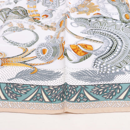 Hermès Carré 90 „Zenobie Reine de Palmyre“ Seidentaschentuch in Beige x Grün