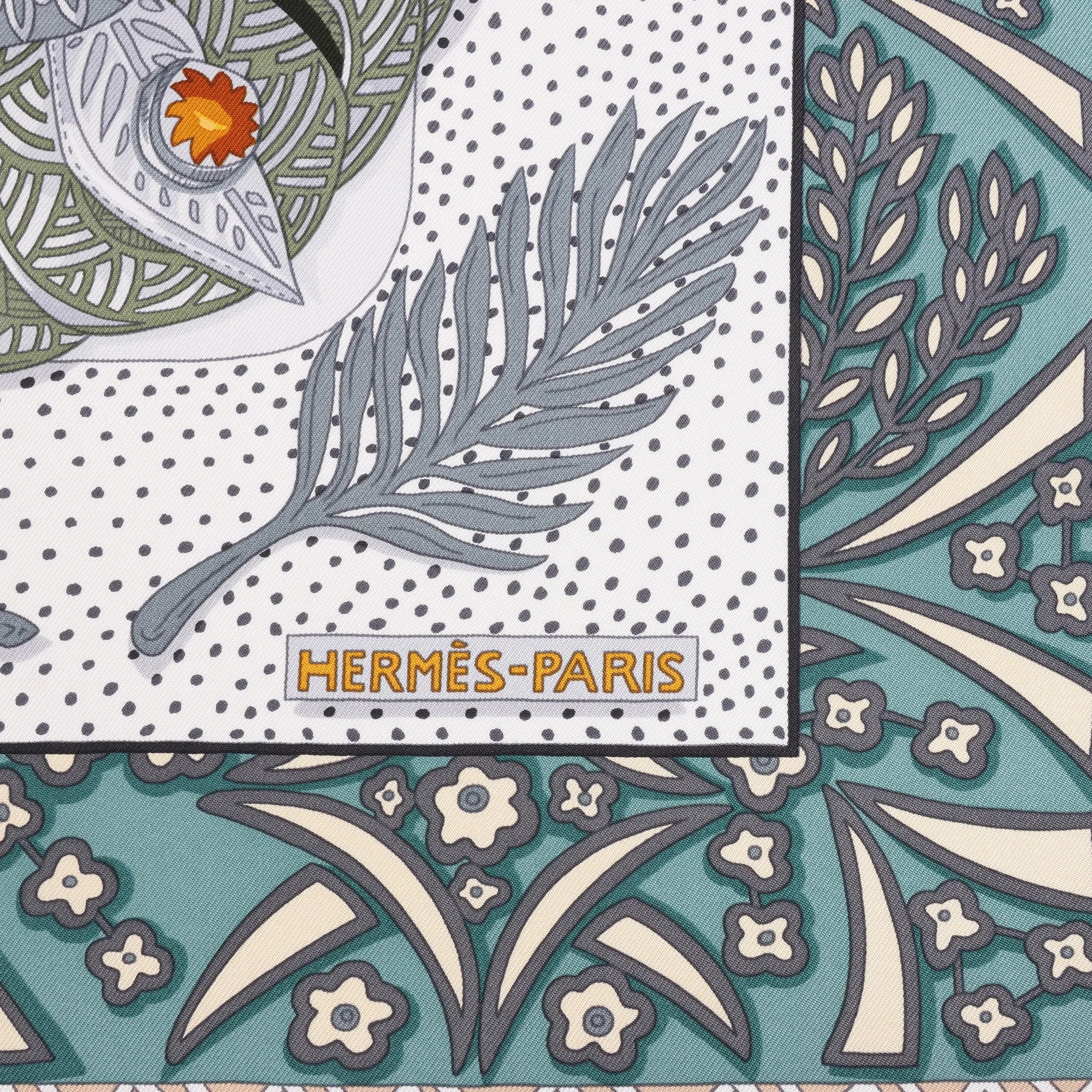 Hermès Carré 90 "Zenobie Reine de Palmyre" Silk handkerchief in Beige x Green