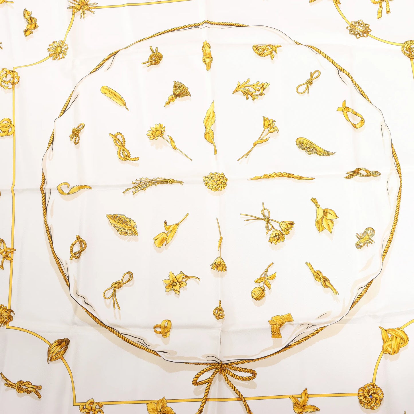 Hermès Carré 90 „Clips“ Seidentaschentuch in Gelb