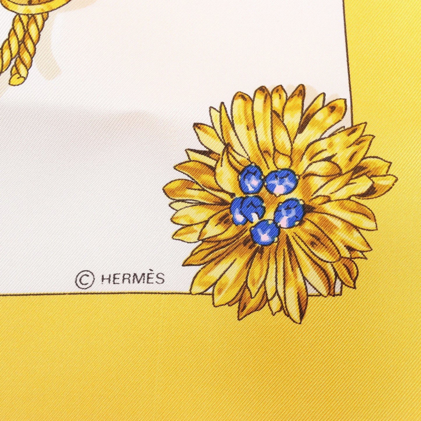 Hermès Carré 90 „Clips“ Seidentaschentuch in Gelb
