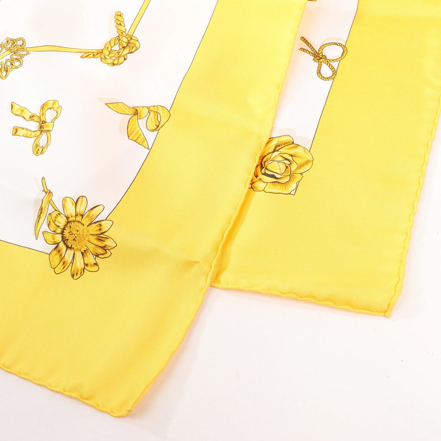 Hermès Carré 90 „Clips“ Seidentaschentuch in Gelb