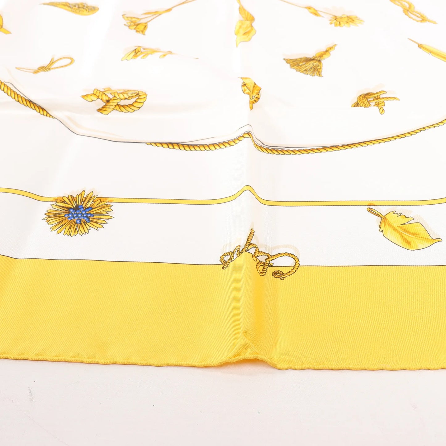 Hermès Carré 90 „Clips“ Seidentaschentuch in Gelb