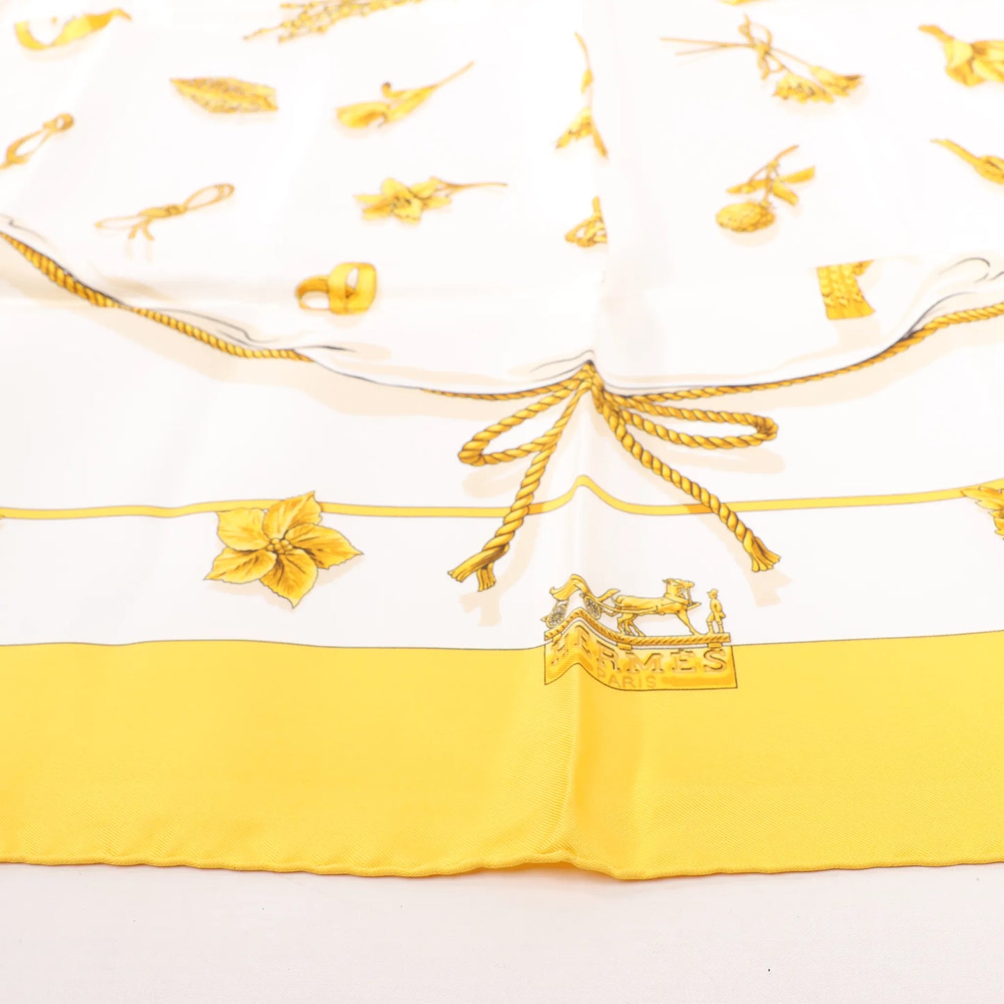 Hermès Carré 90 „Clips“ Seidentaschentuch in Gelb