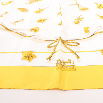 Hermès Carré 90 „Clips“ Seidentaschentuch in Gelb