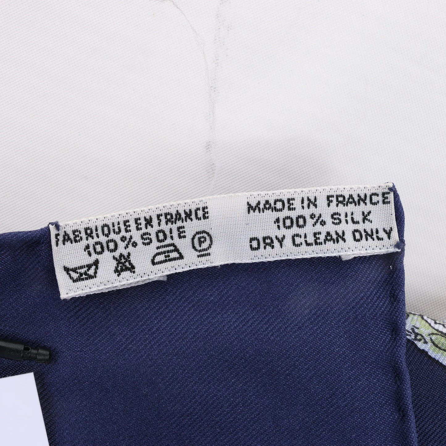 Hermès Carré 90 "Parmi les Fleurs je Compte les Heures" Silk handkerchief in Navy Blue