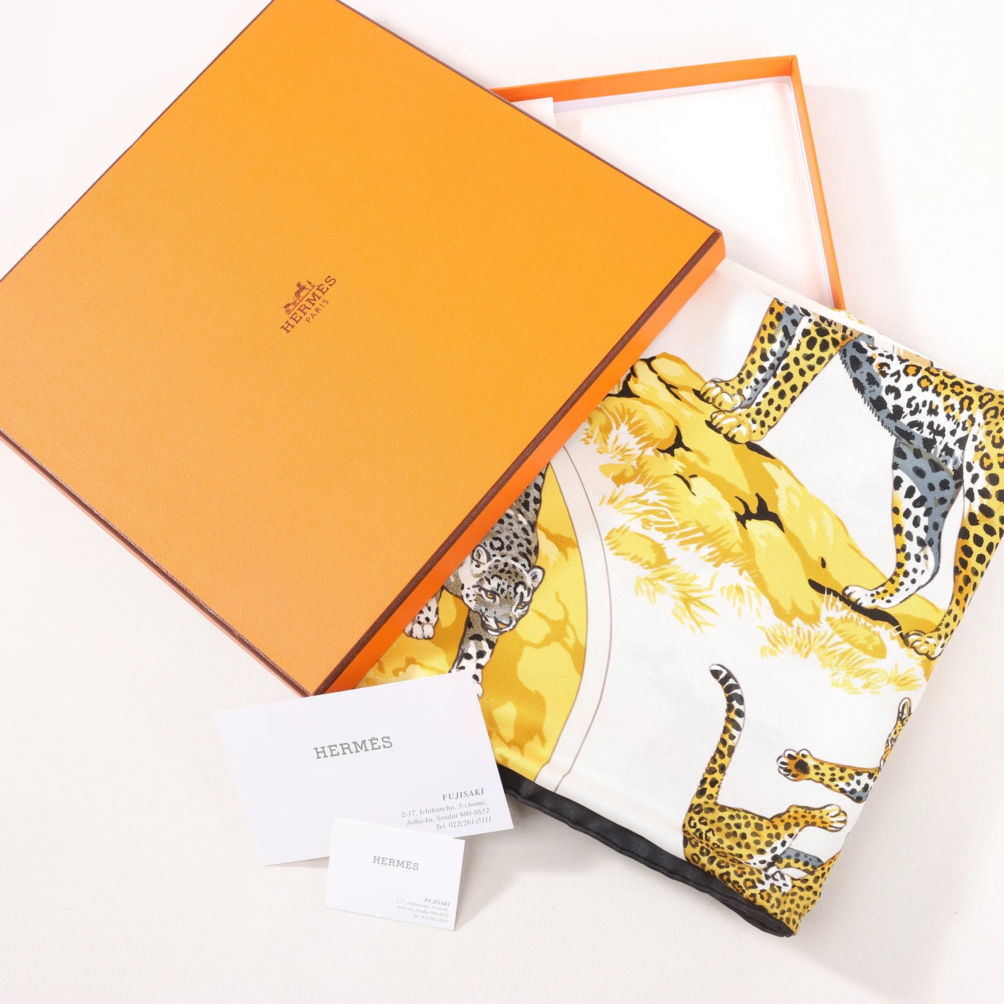 Mouchoir en soie Hermès Carré 90 « Tendresse féline » noir et jaune