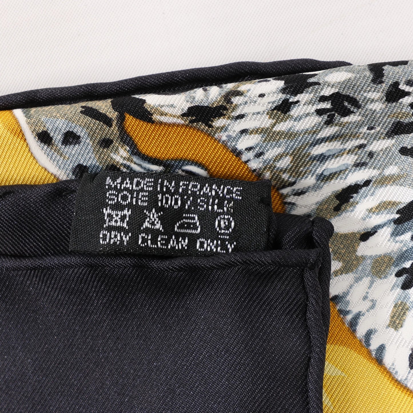 Mouchoir en soie Hermès Carré 90 « Tendresse féline » noir et jaune