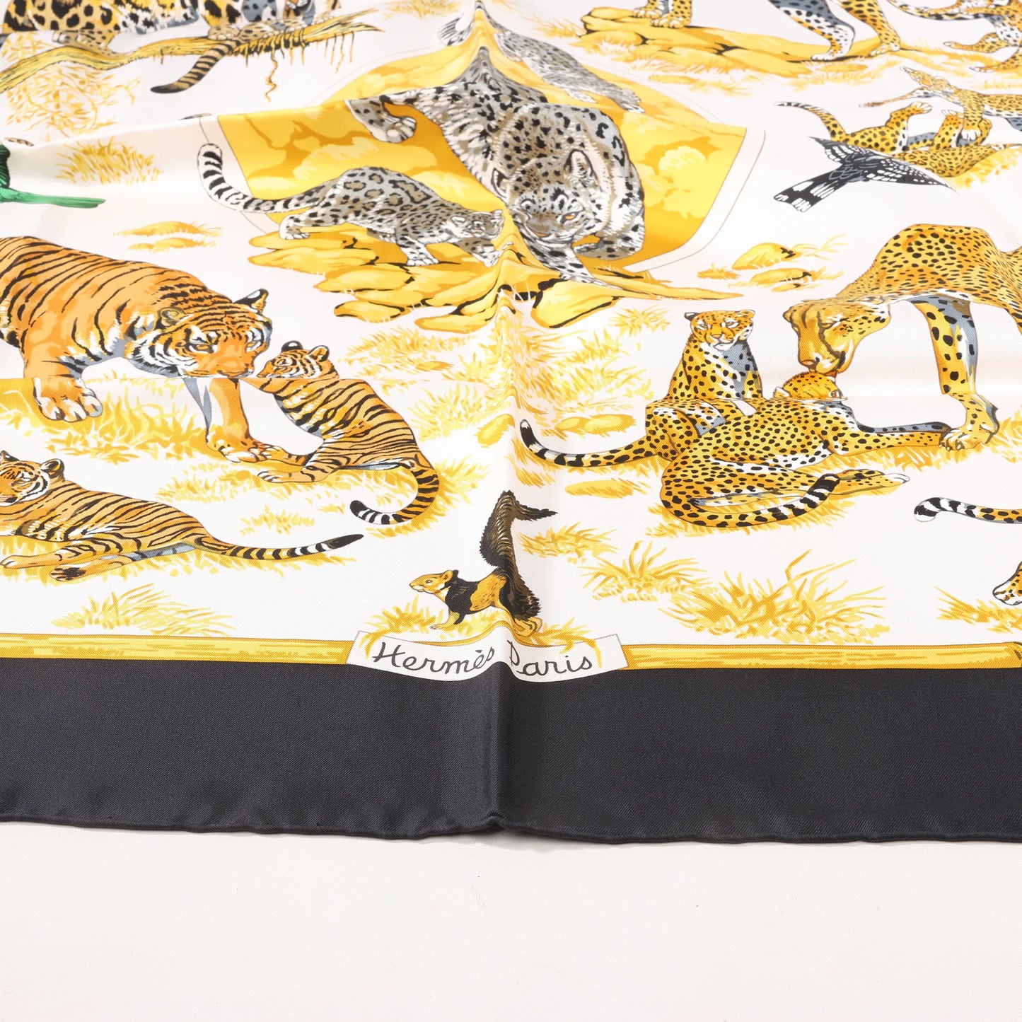 Mouchoir en soie Hermès Carré 90 « Tendresse féline » noir et jaune