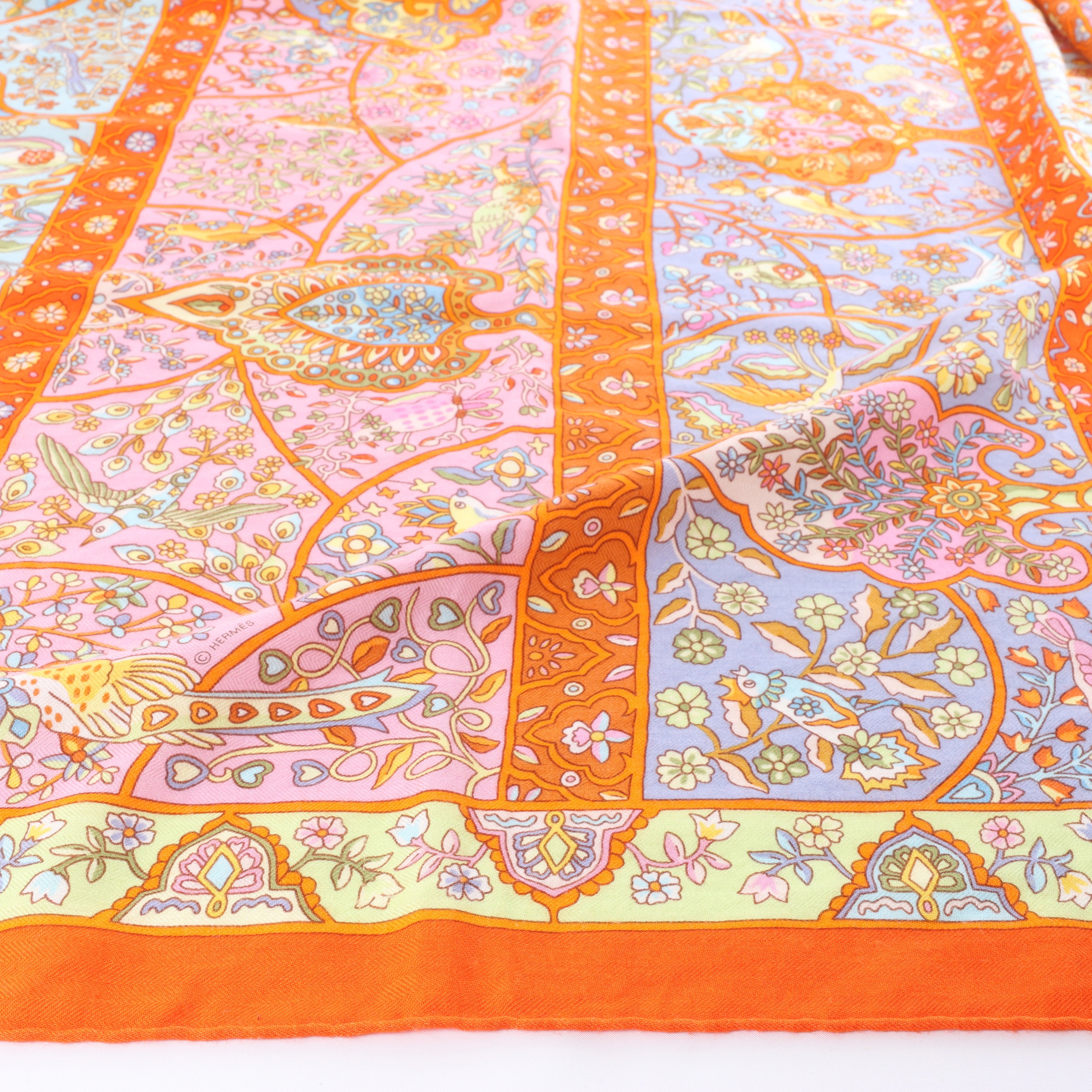 Pañuelo Hermès Carré Geant "LOCOMOTION" de cachemira y seda en beige