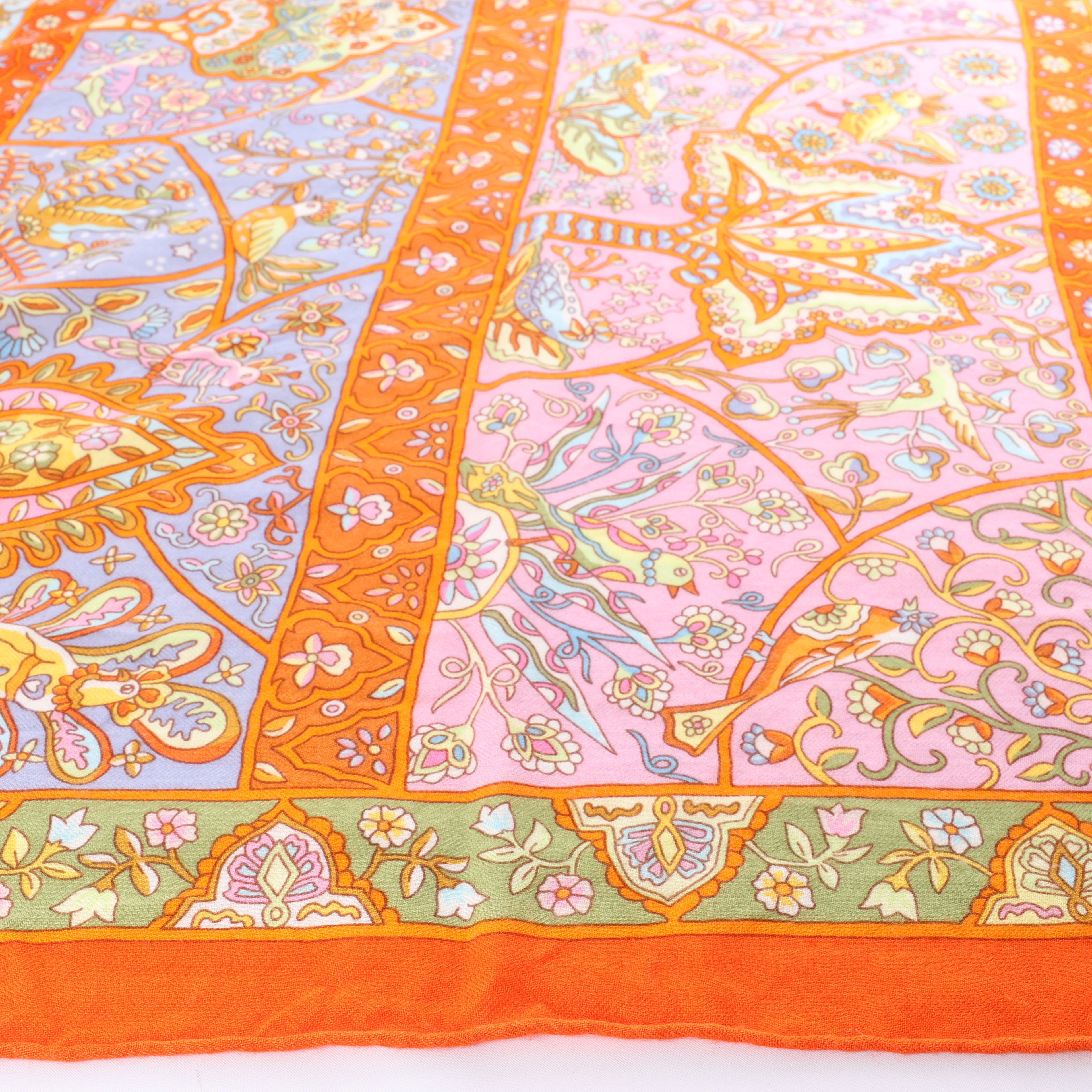 Pañuelo Hermès Carré Geant "LOCOMOTION" de cachemira y seda en beige