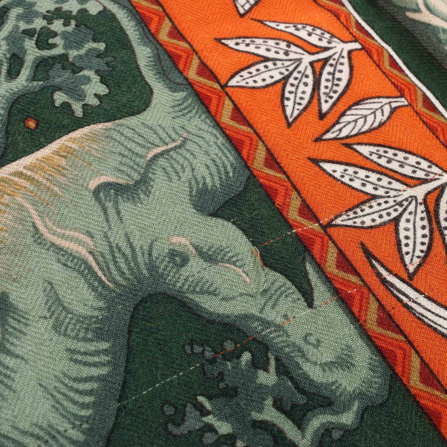 Hermès Carré Géant "Au Son du Tam" Foulard en Cachemire et Soie en Orange