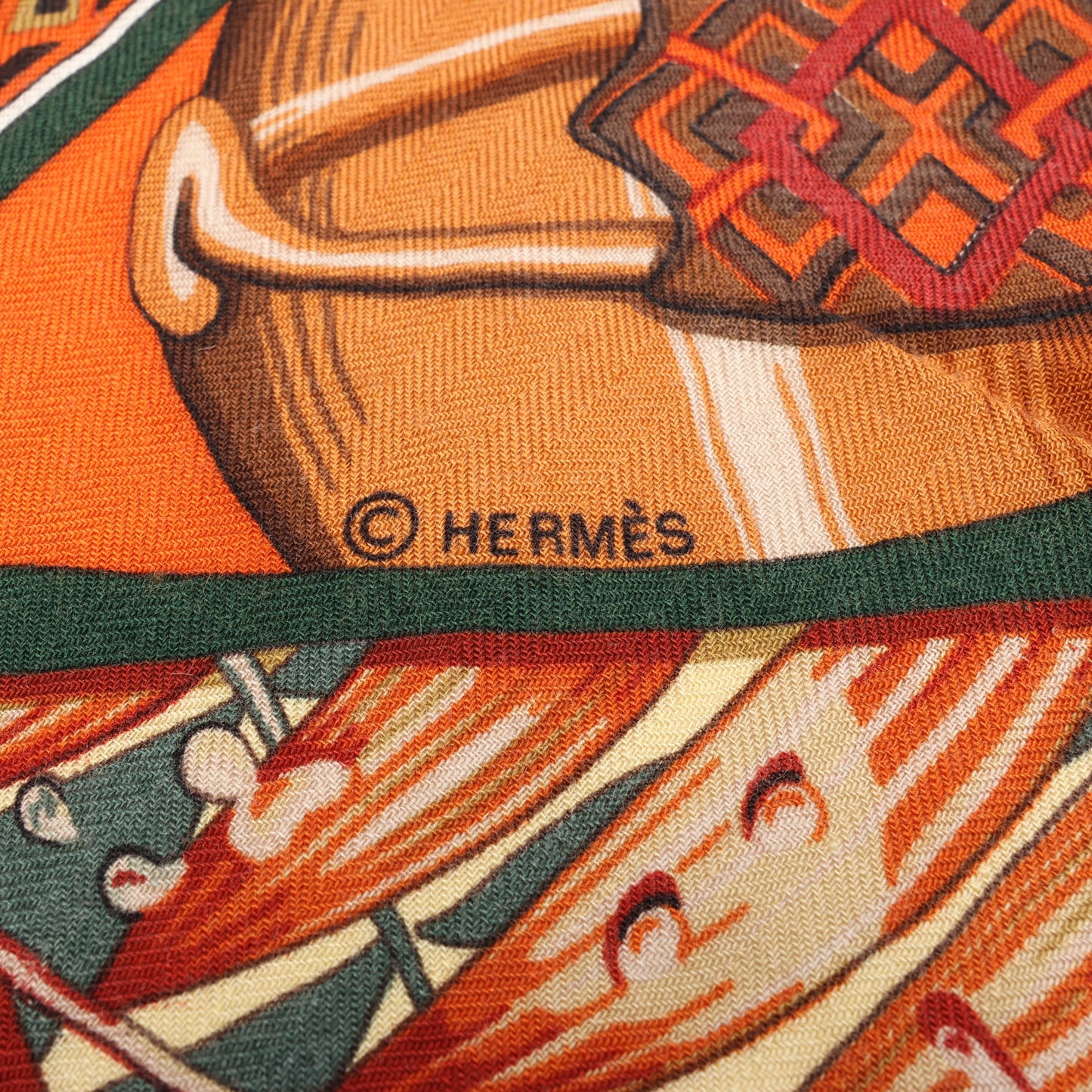 Hermès Carré Géant "Au Son du Tam" Foulard en Cachemire et Soie en Orange