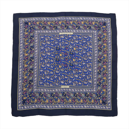 Hermès Carré Géant “Chasse en Inde” scarf in navy blue with detailed multicolor hunting scene motifs, made from a soft cashmere and silk blend.