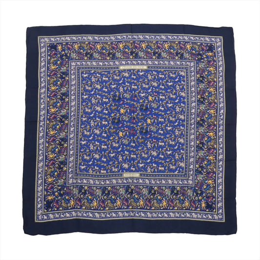 Hermès Carré Géant “Chasse en Inde” scarf in navy blue with detailed multicolor hunting scene motifs, made from a soft cashmere and silk blend.