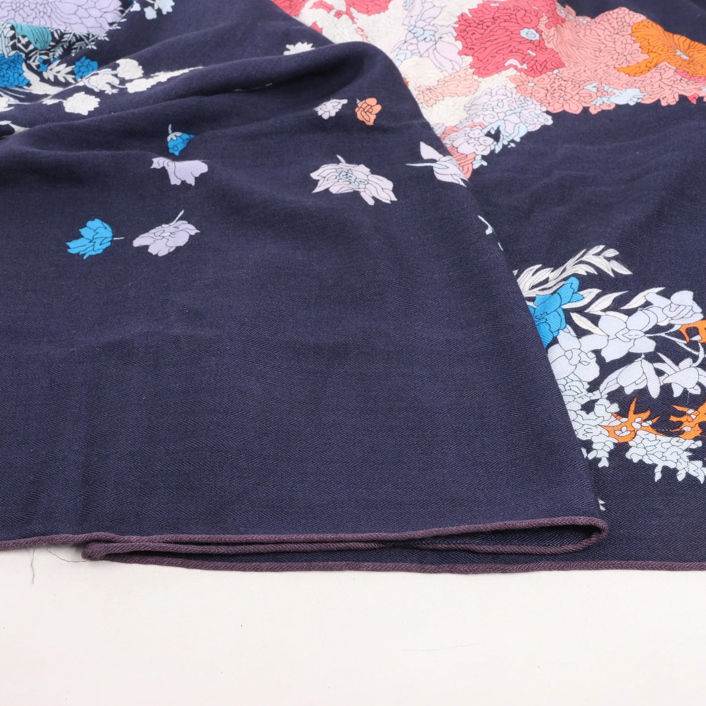 Hermès Carré Géant "Robe Legere" Mouchoir en Cachemire x Soie en Bleu Marine