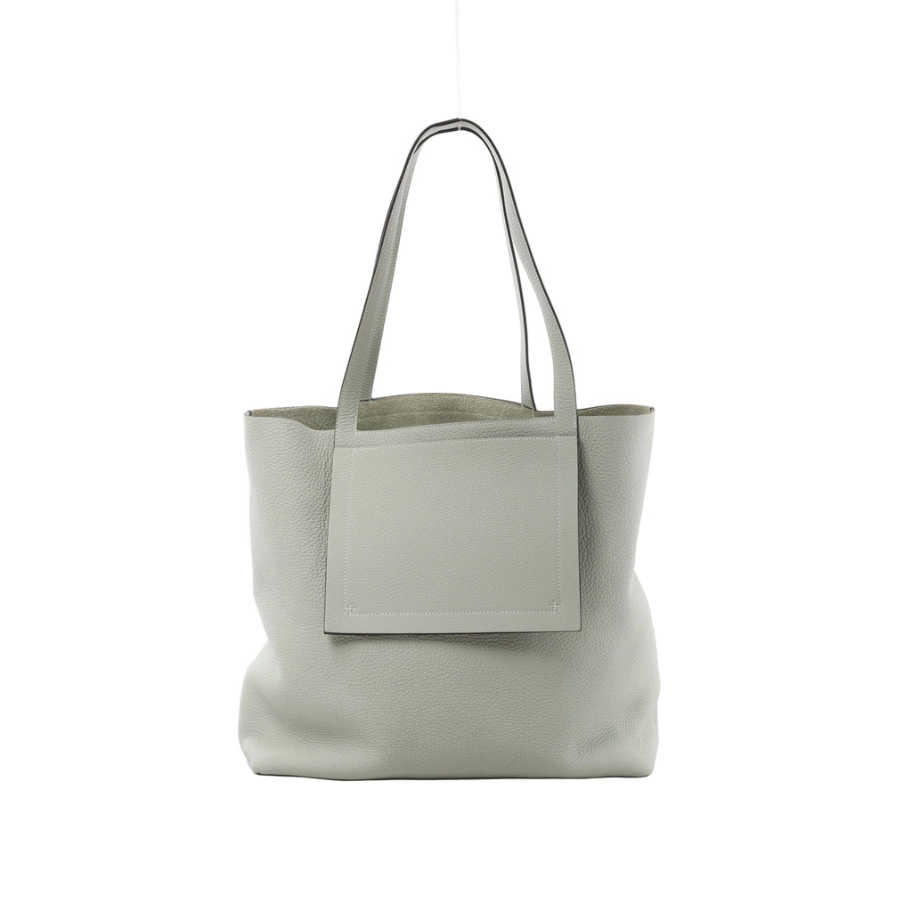 Light gray Hermès Cabasellier 46 pebbled leather tote with long shoulder handles, open top and large rectangular front pocket.