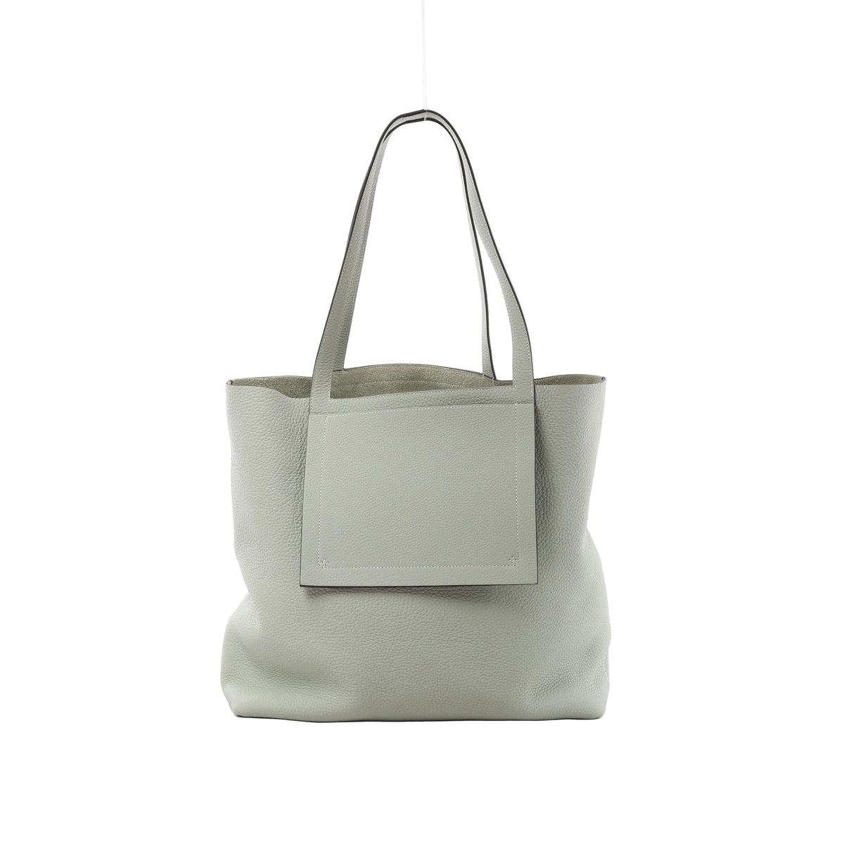 Light gray Hermès Cabasellier 46 pebbled leather tote with long shoulder handles, open top and large rectangular front pocket.