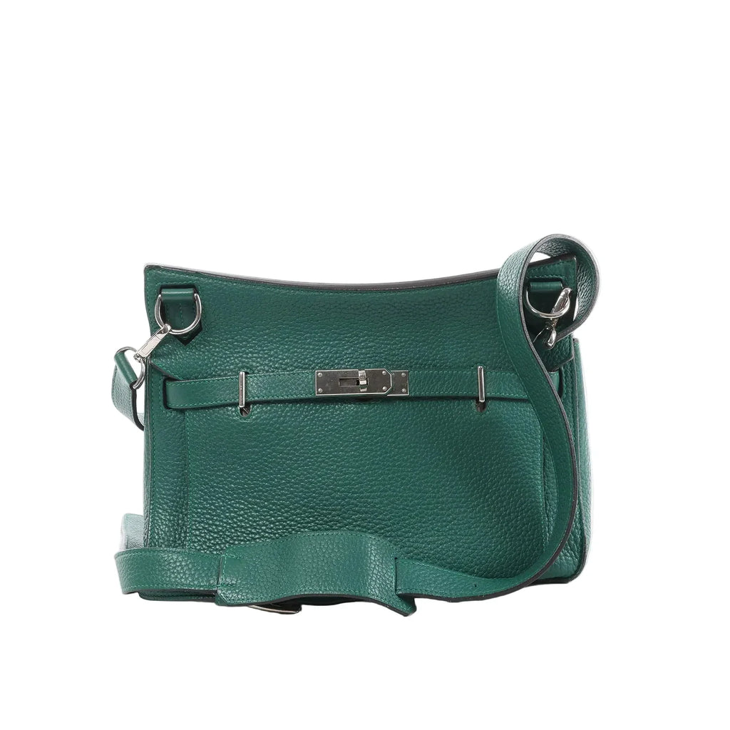 Hermès Jypsière 28 green pebbled leather crossbody bag with palladium-tone clasp, wide strap, and top rings on white background.