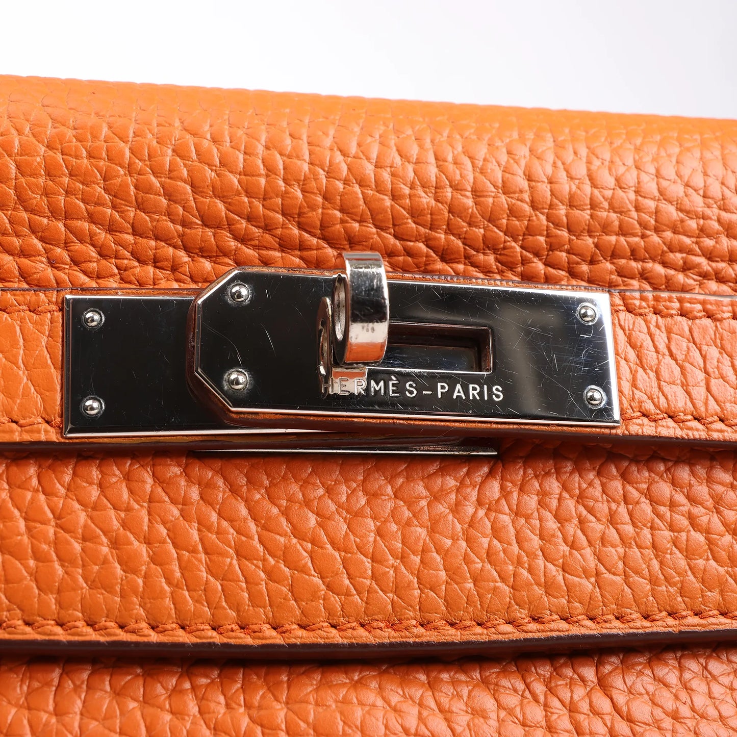 HERMÈS Kelly 28 Le Tournay Taurillon Clemence Handbag in Orange Silver Metal Fittings □H: 2004