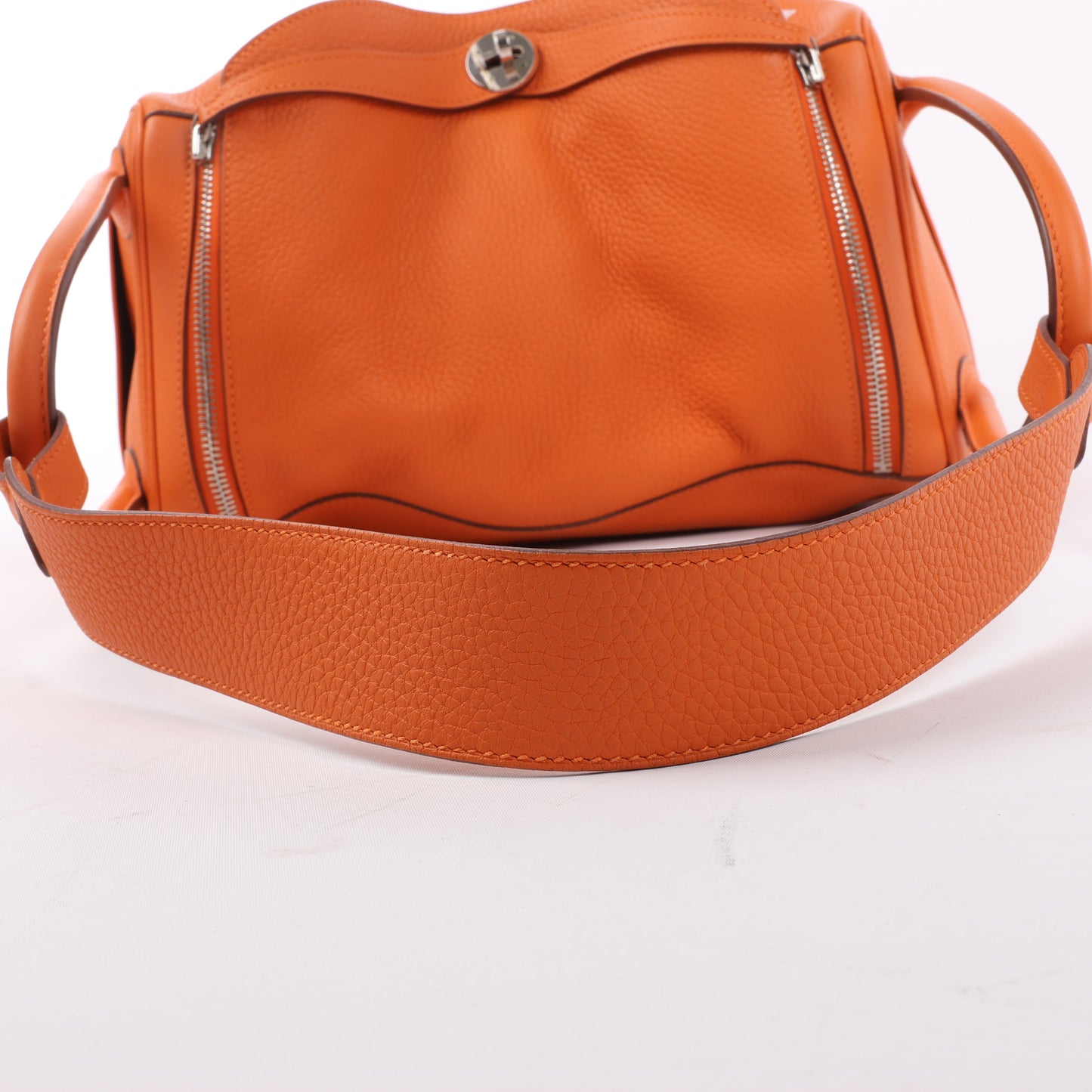 Sac à main Hermès Lindy 34 Taurillon Clémence Orange, garnitures en métal argenté □P:2012