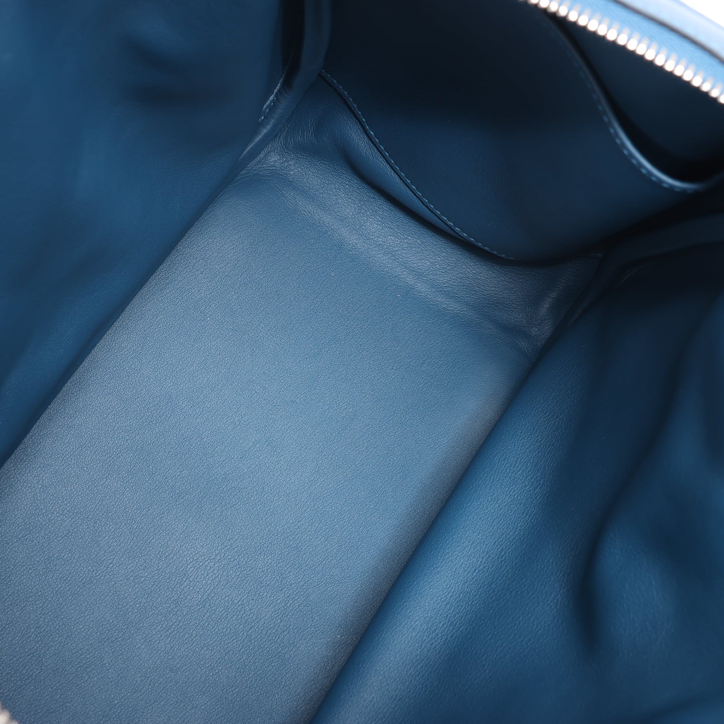 Sac à main Hermès Lindy 34 Veau Swift Bleu de Galice, garnitures en métal argenté, 2 voies □R: 2014