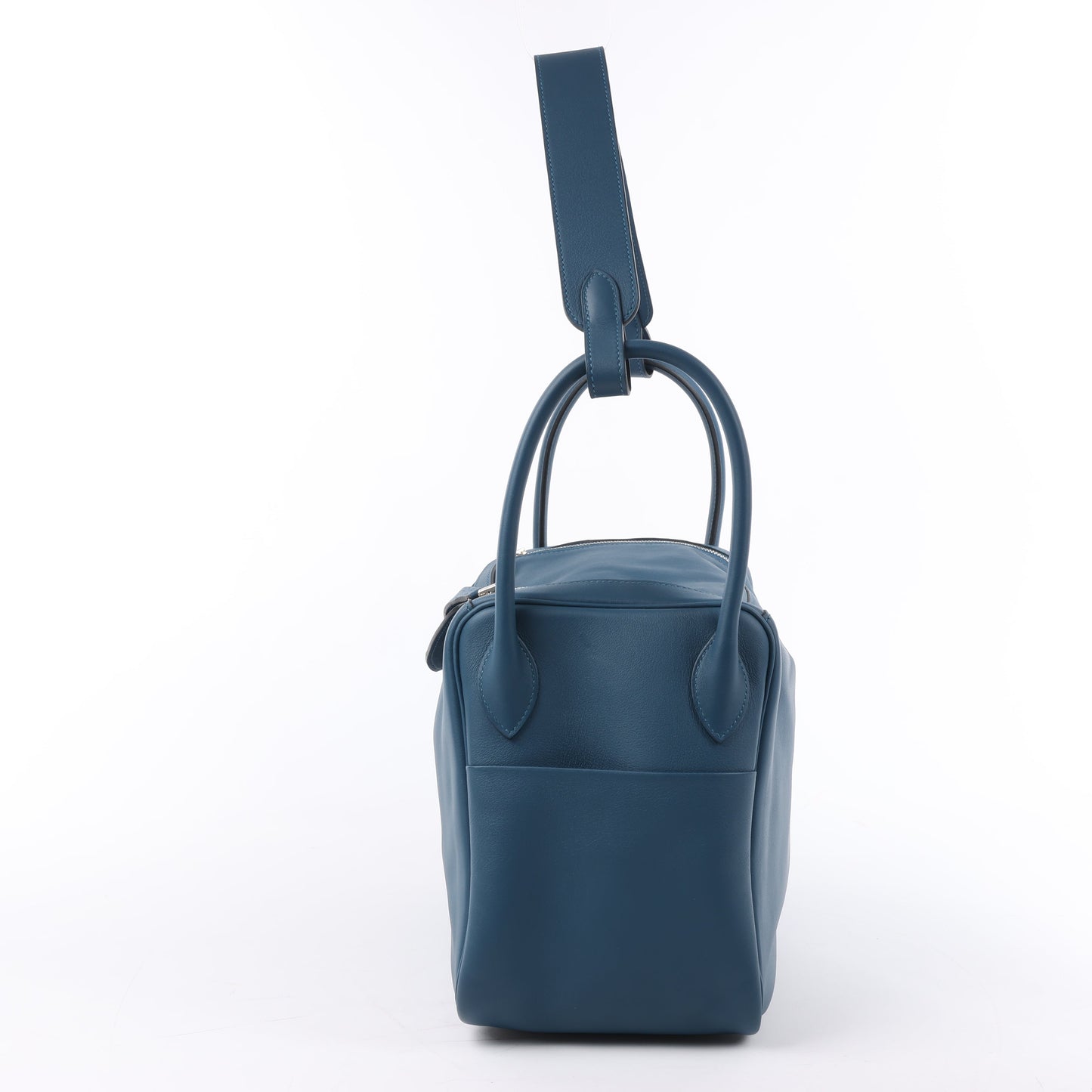 Sac à main Hermès Lindy 34 Veau Swift Bleu de Galice, garnitures en métal argenté, 2 voies □R: 2014