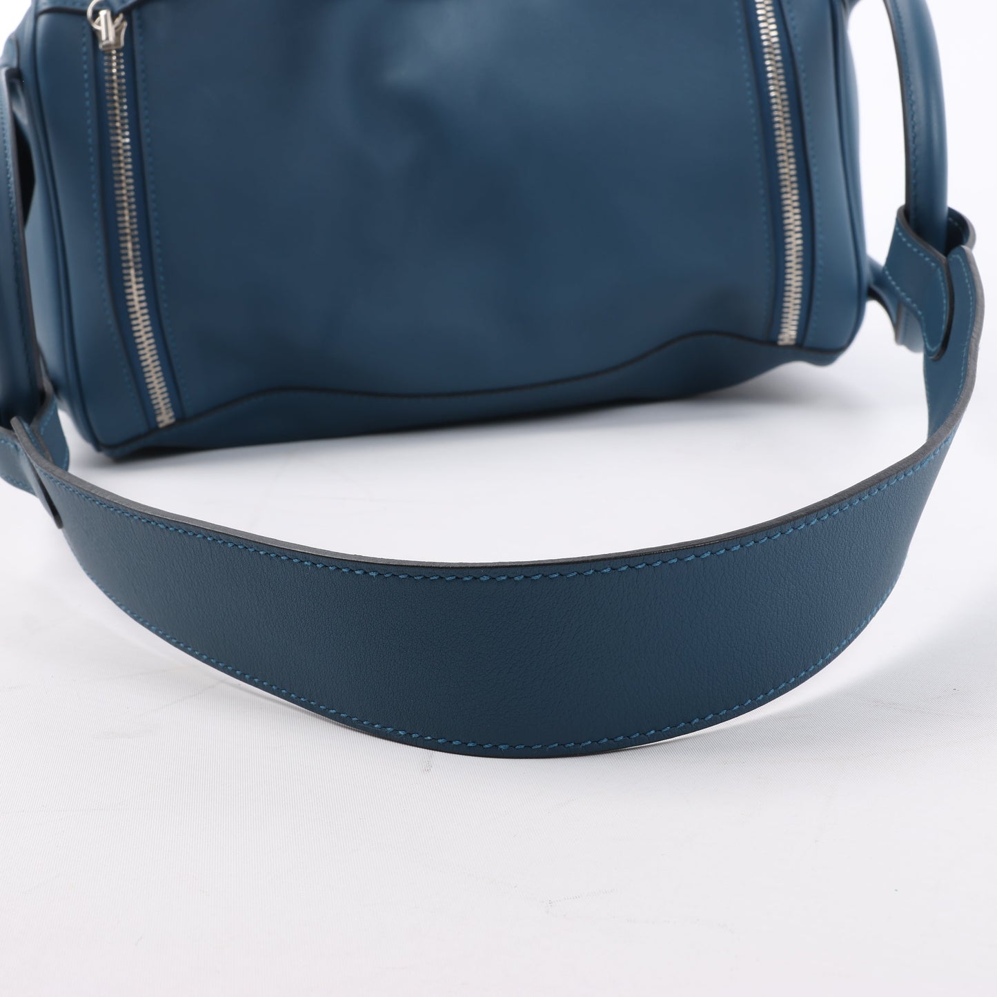 Sac à main Hermès Lindy 34 Veau Swift Bleu de Galice, garnitures en métal argenté, 2 voies □R: 2014