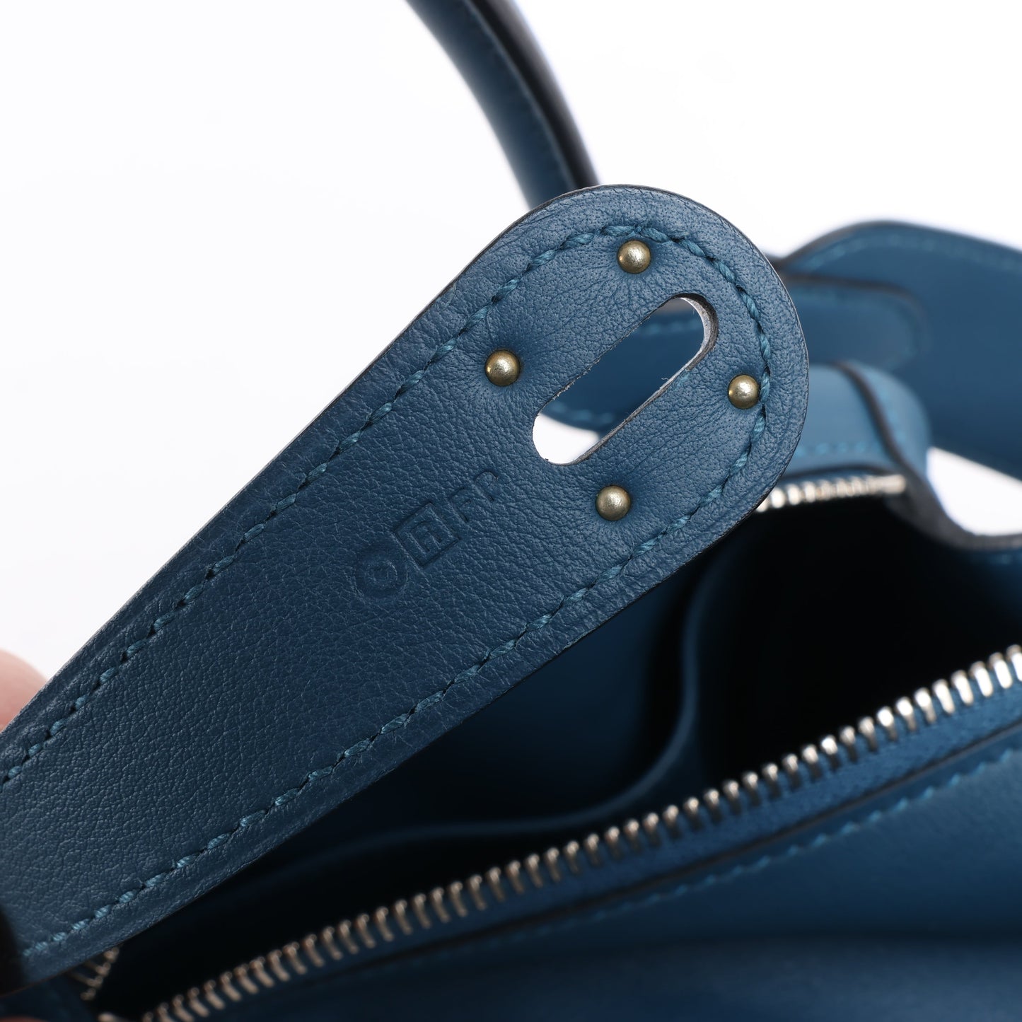 Sac à main Hermès Lindy 34 Veau Swift Bleu de Galice, garnitures en métal argenté, 2 voies □R: 2014