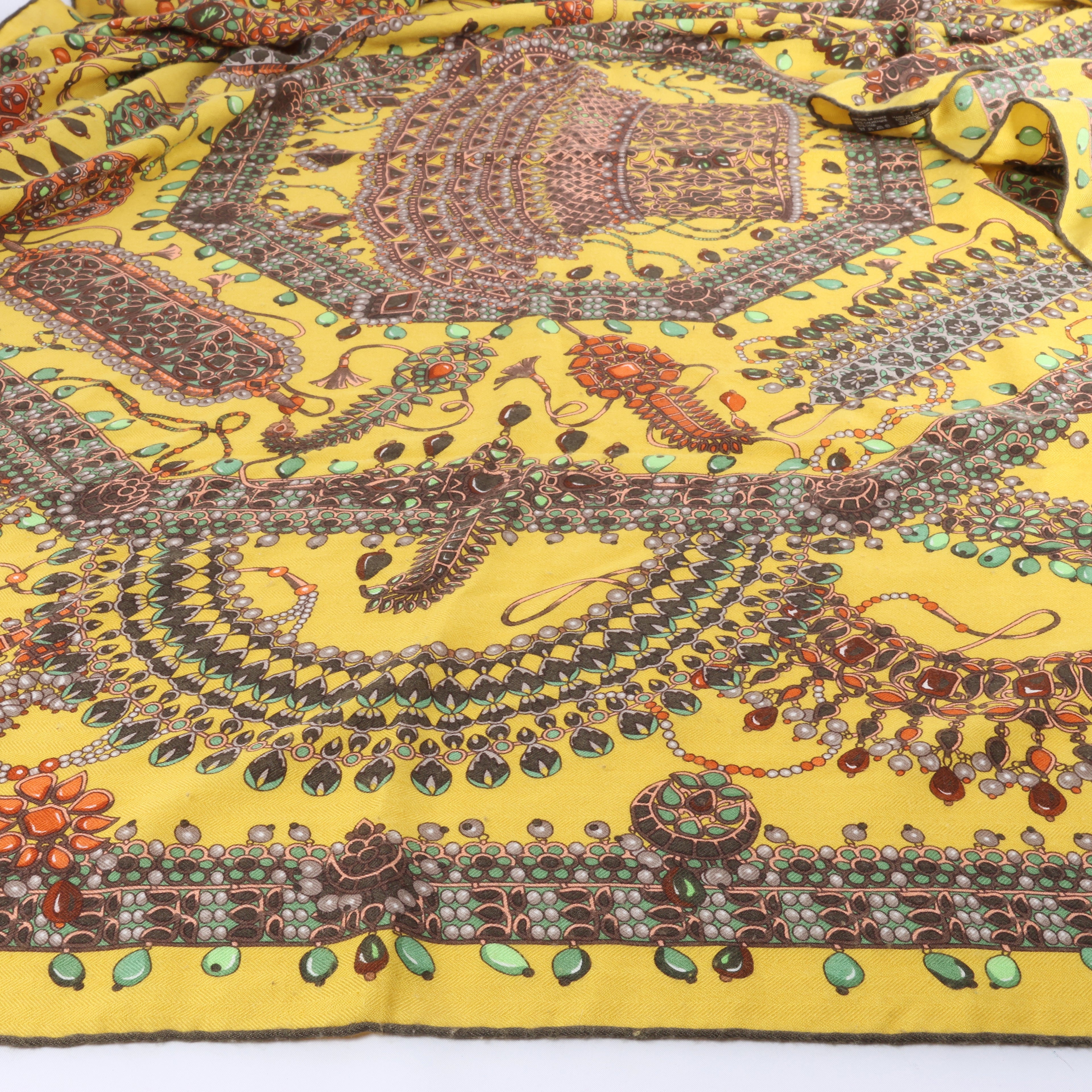 Pañuelo Hermès Carré Geant "LOCOMOTION" de cachemira y seda en beige