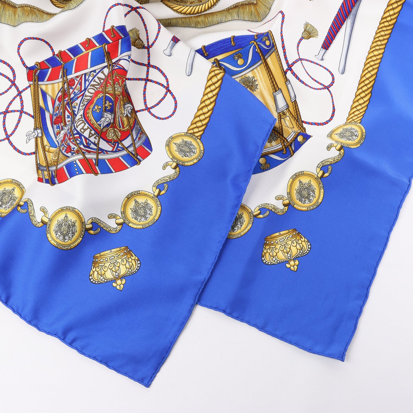 Hermès Carré 90 "LES TAMBOURS" Foulard 100% Soie en Bleu