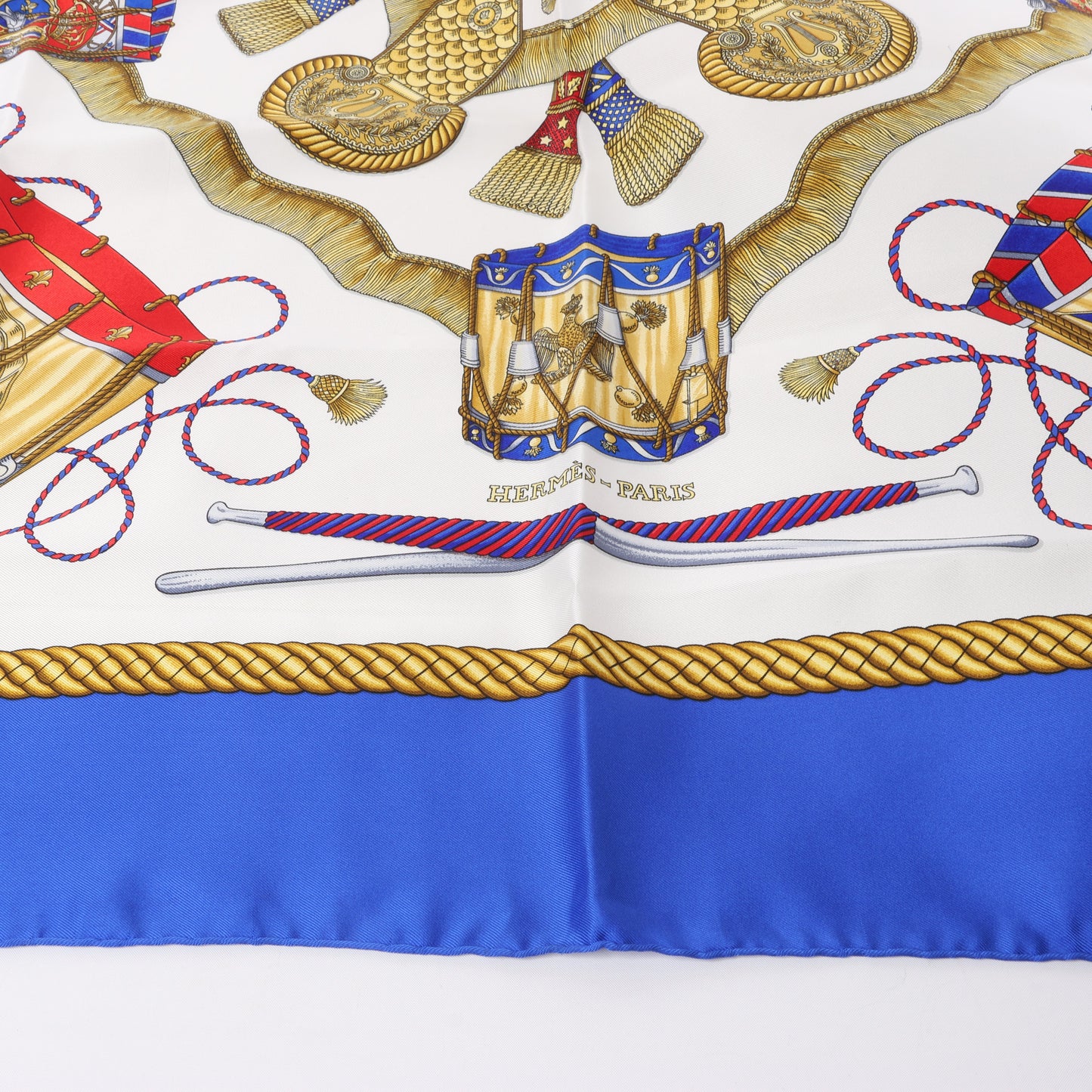 Hermès Carré 90 "LES TAMBOURS" Foulard 100% Soie en Bleu