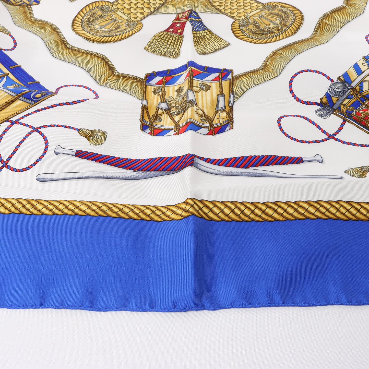 Hermès Carré 90 "LES TAMBOURS" Foulard 100% Soie en Bleu