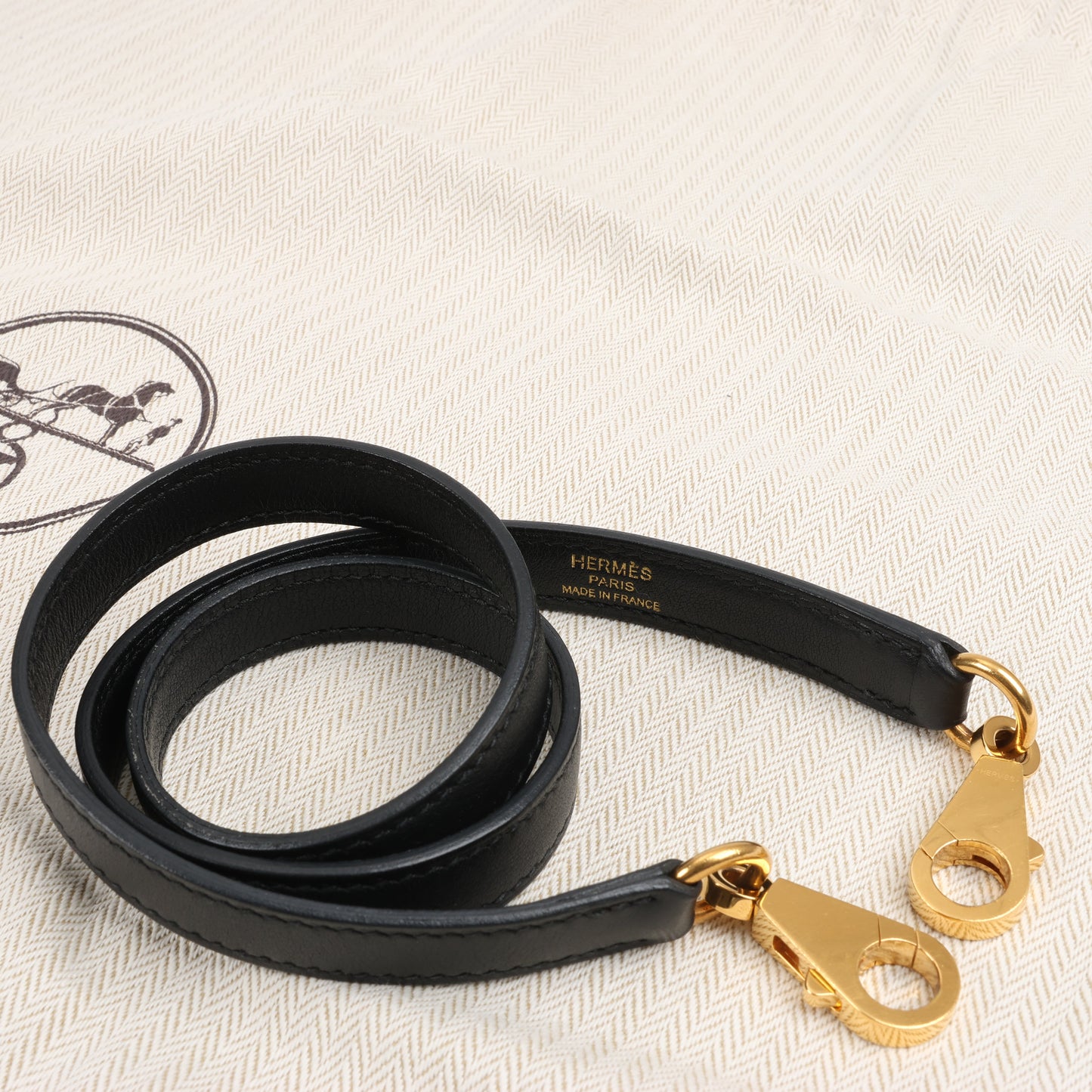 HERMES 24/24 29 Togo Lederhandtasche in Schwarz und Gold Metallbeschläge T: 2019