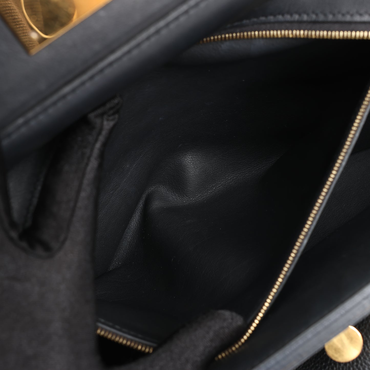HERMES 24/24 29 Togo Leather Handbag in Black and Gold Metal Fittings D: 2019