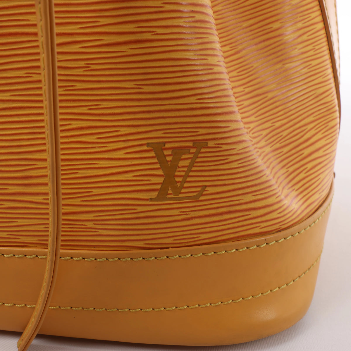 Bolso de hombro Louis Vuitton Noe de piel Epi en amarillo