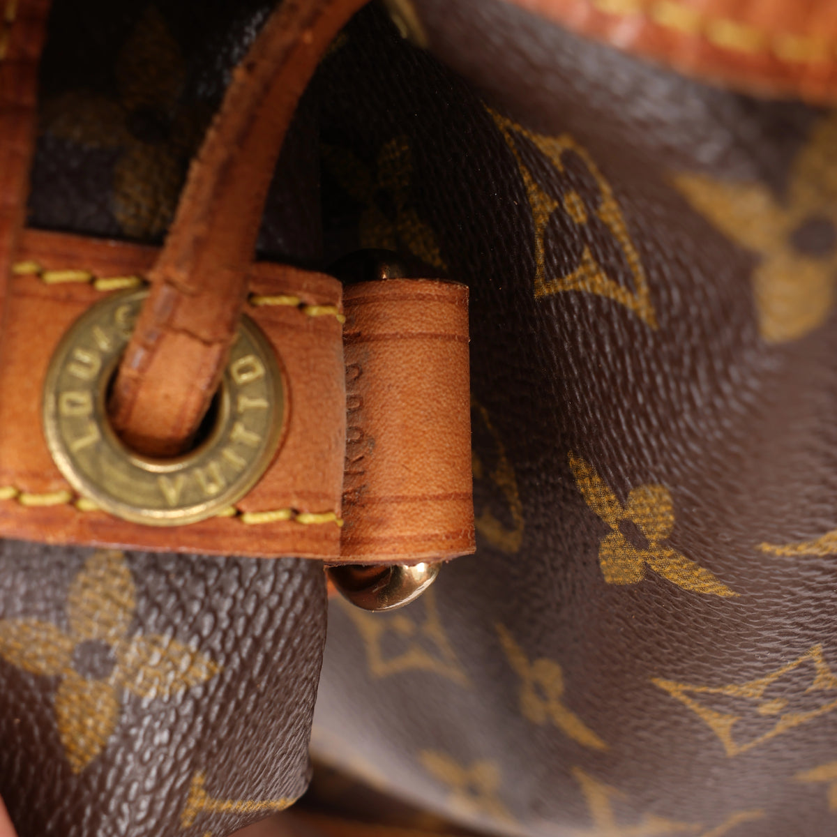 Bolso de hombro Louis Vuitton Neonoe Monogram LOVE LOCK en marrón M44369