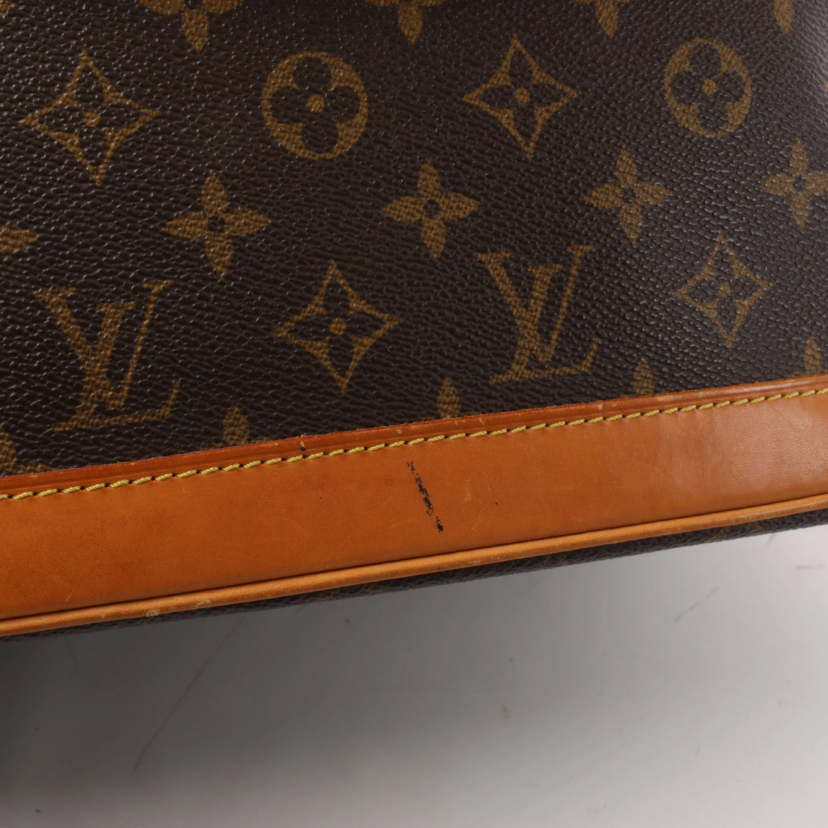 Bolso de hombro Louis Vuitton Noe de cuero Epi en negro y rojo castellano M44017