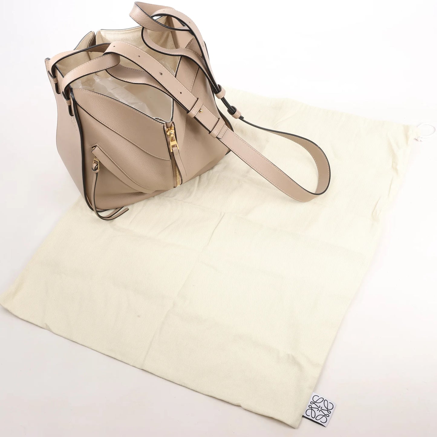 LOEWE Hammock Kleine 2-Wege-Handtasche aus Leder in Beige