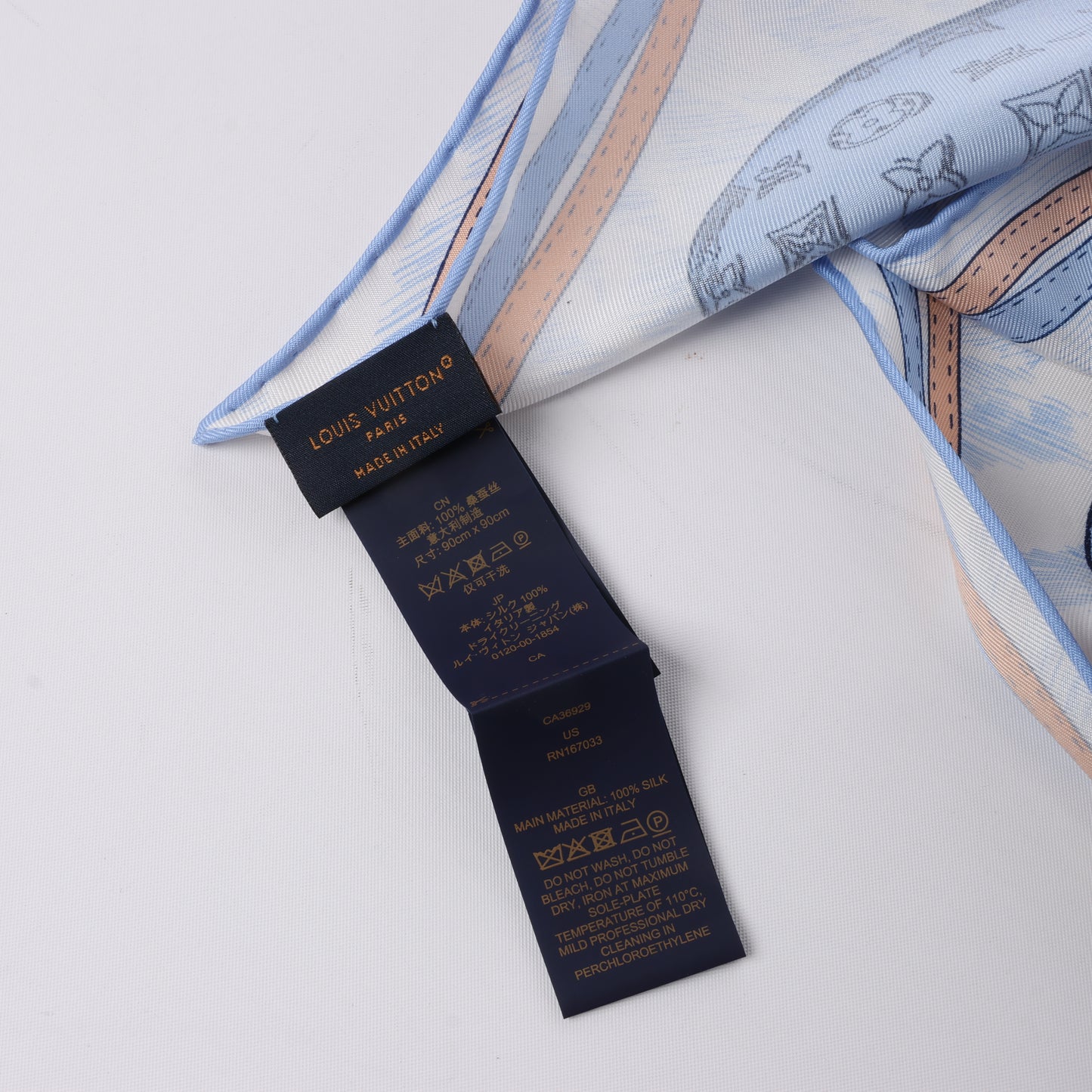 Foulard Louis Vuitton « up AND away » 100 % soie bleu M78448