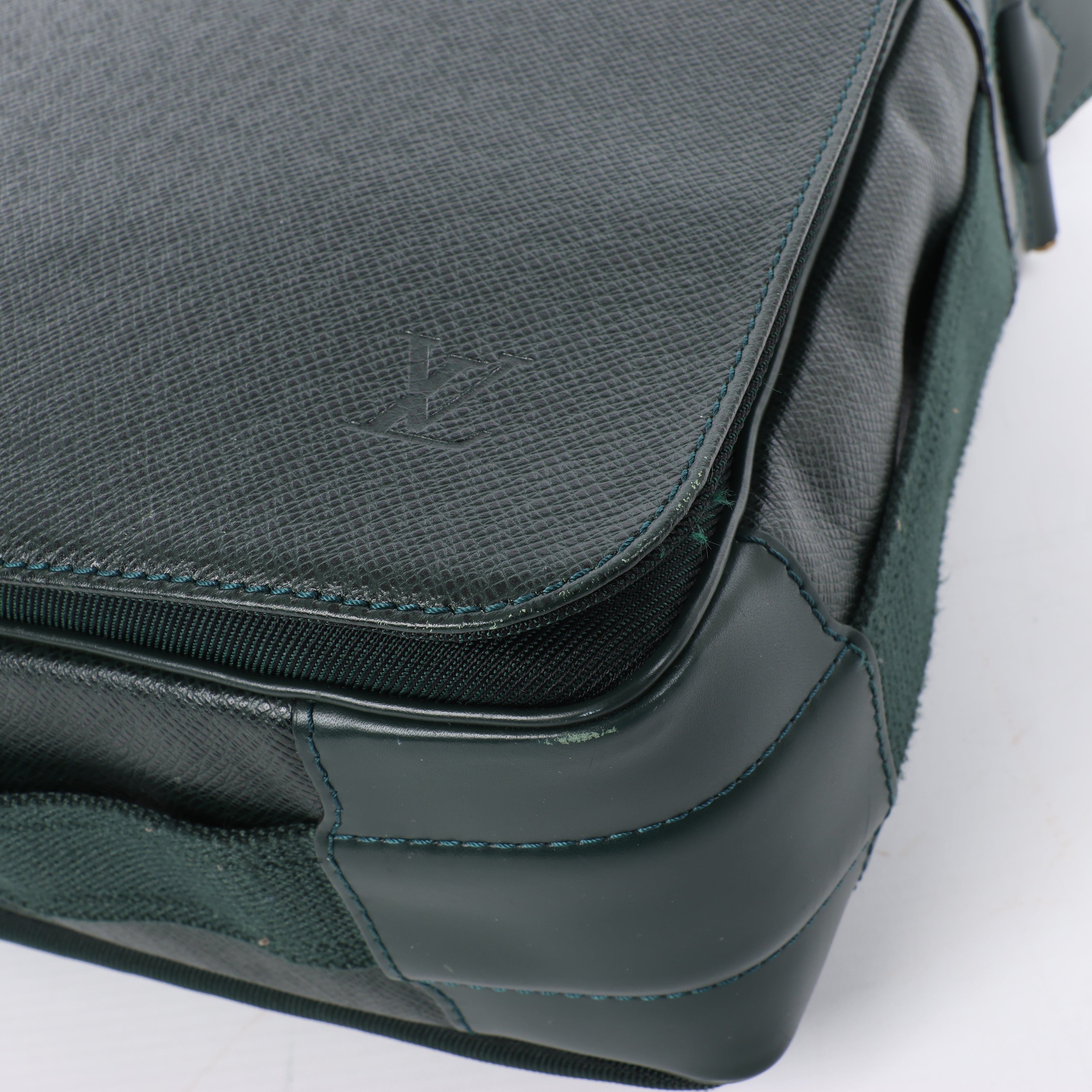 Louis Vuitton Viktor Taiga Leather Shoulder Bag in Green M30144