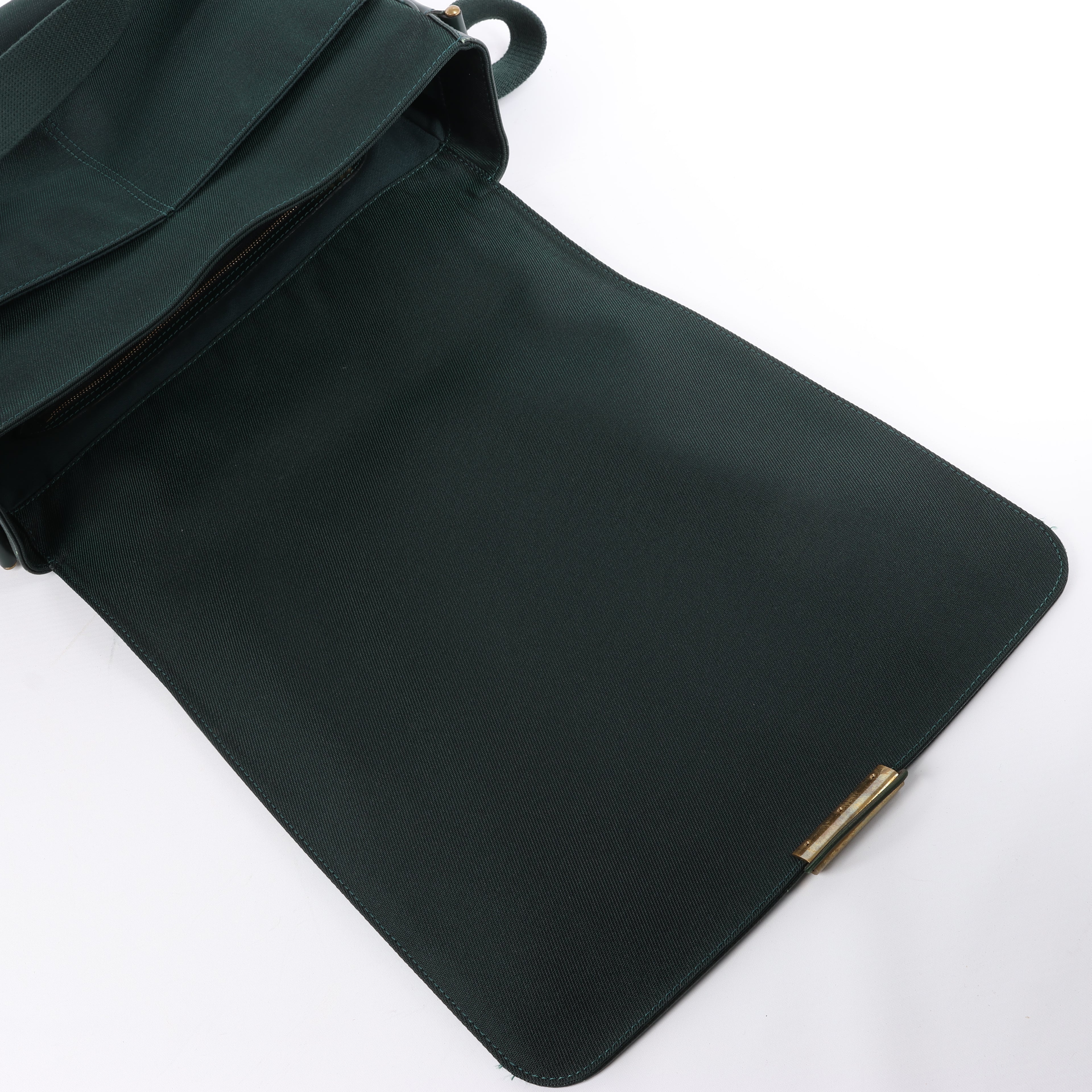 Louis Vuitton Viktor Taiga Leather Shoulder Bag in Green M30144