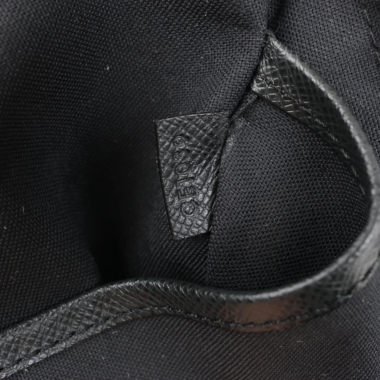 Sac à main Louis Vuitton Porte Alexander Taïga en cuir noir M31162