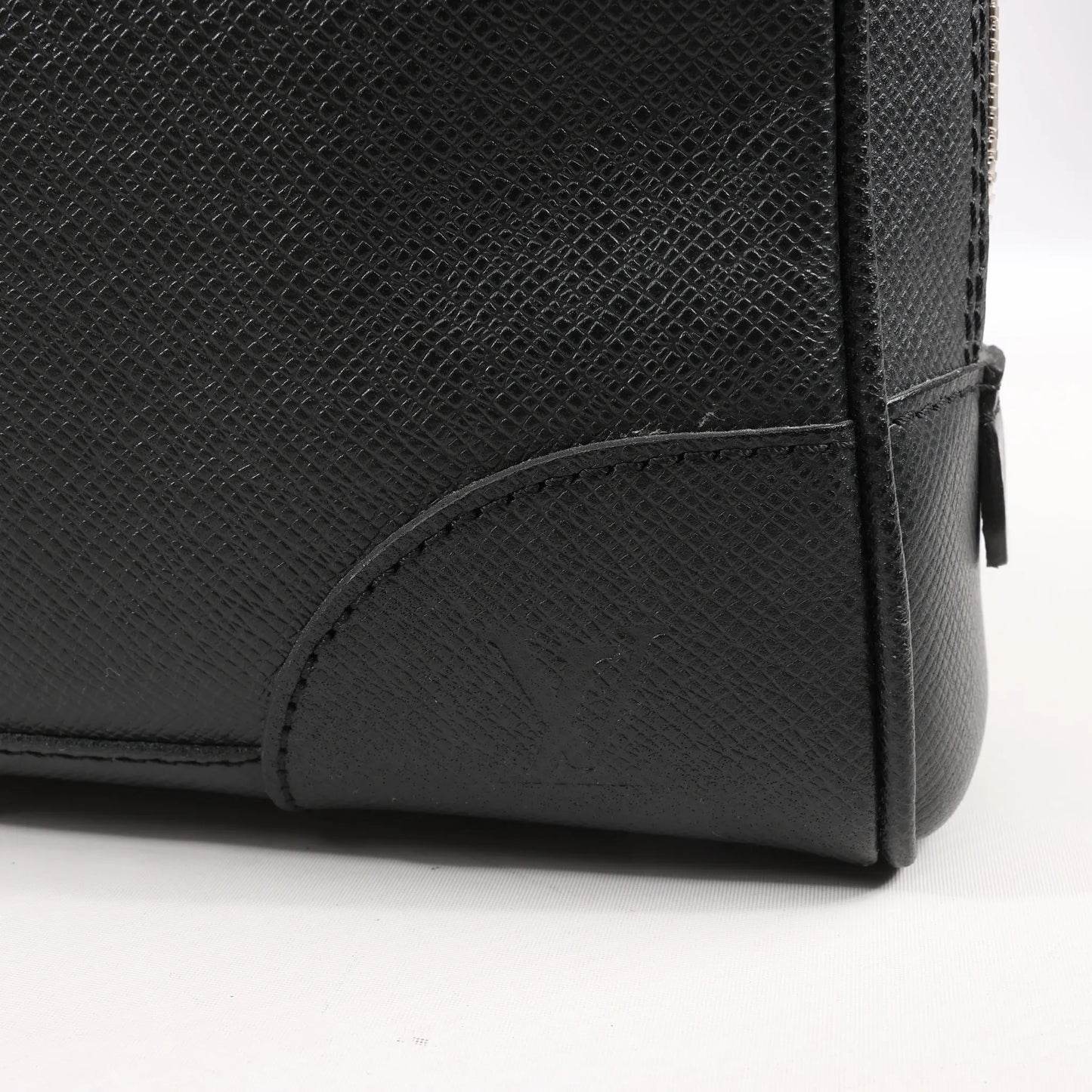 Sac à main Louis Vuitton Porte Alexander Taïga en cuir noir M31162