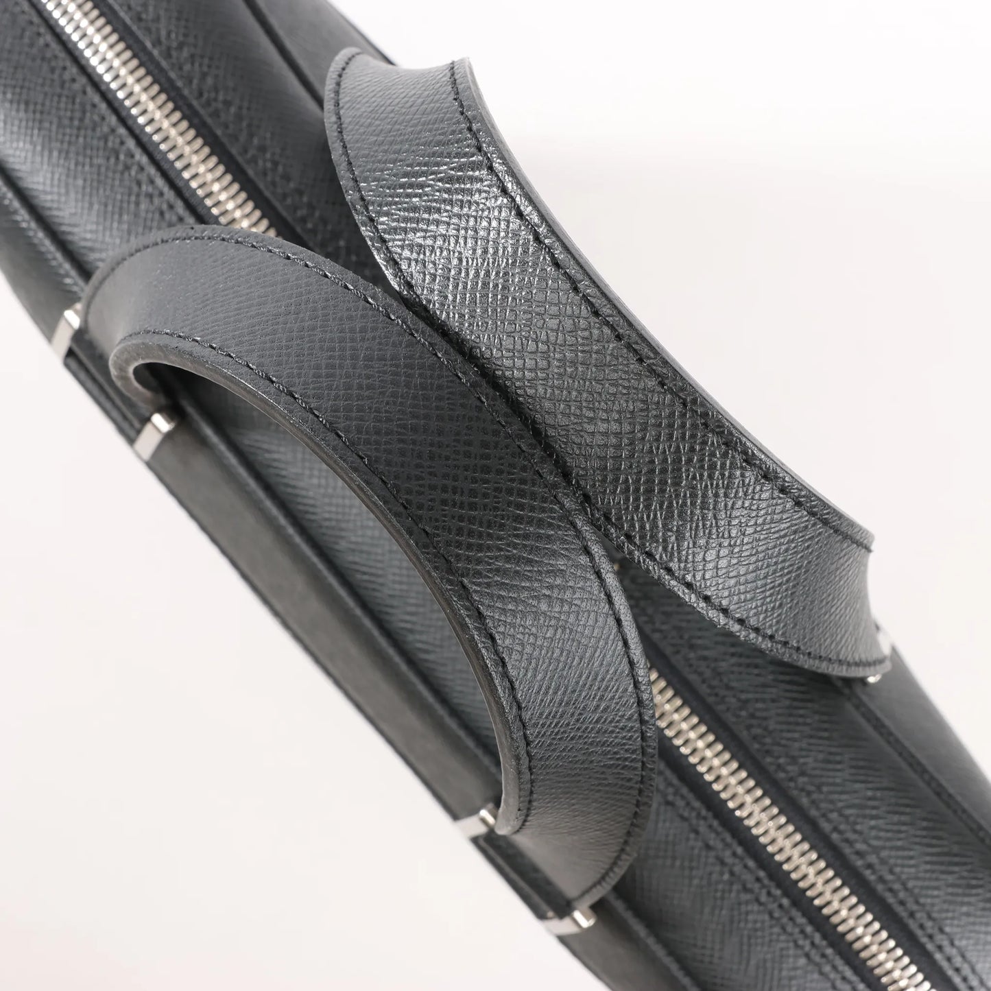 Sac à main Louis Vuitton Porte Alexander Taïga en cuir noir M31162