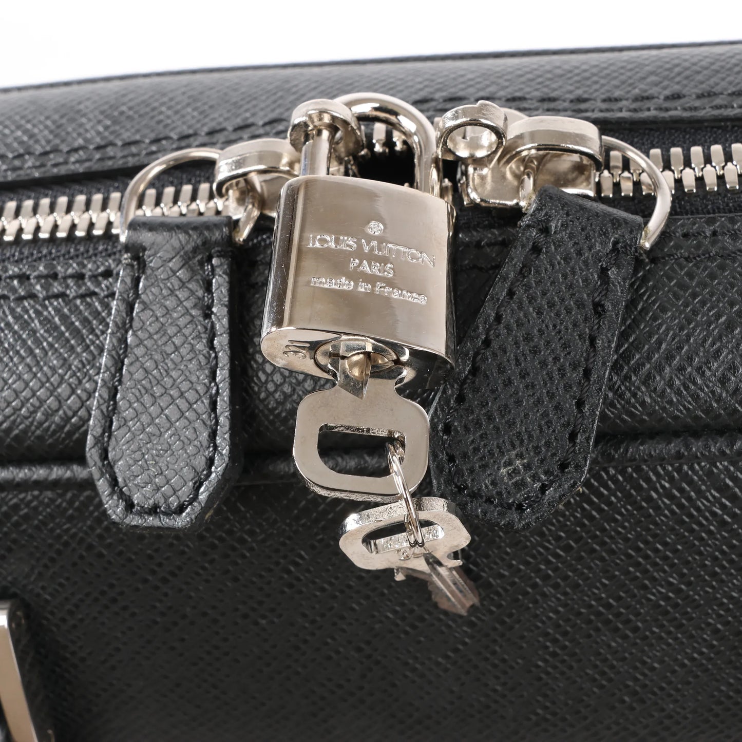 Sac à main Louis Vuitton Porte Alexander Taïga en cuir noir M31162