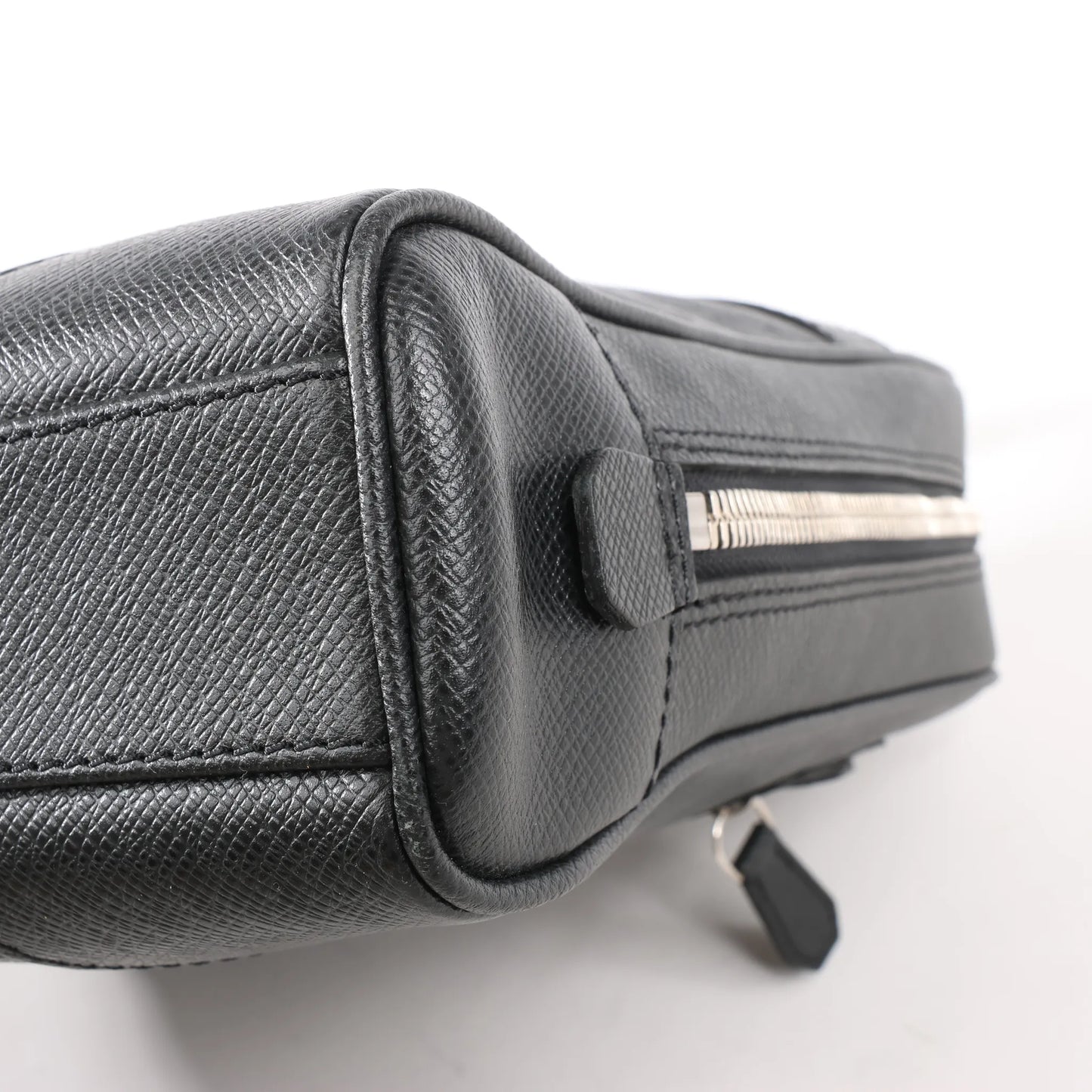 Sac à main Louis Vuitton Porte Alexander Taïga en cuir noir M31162