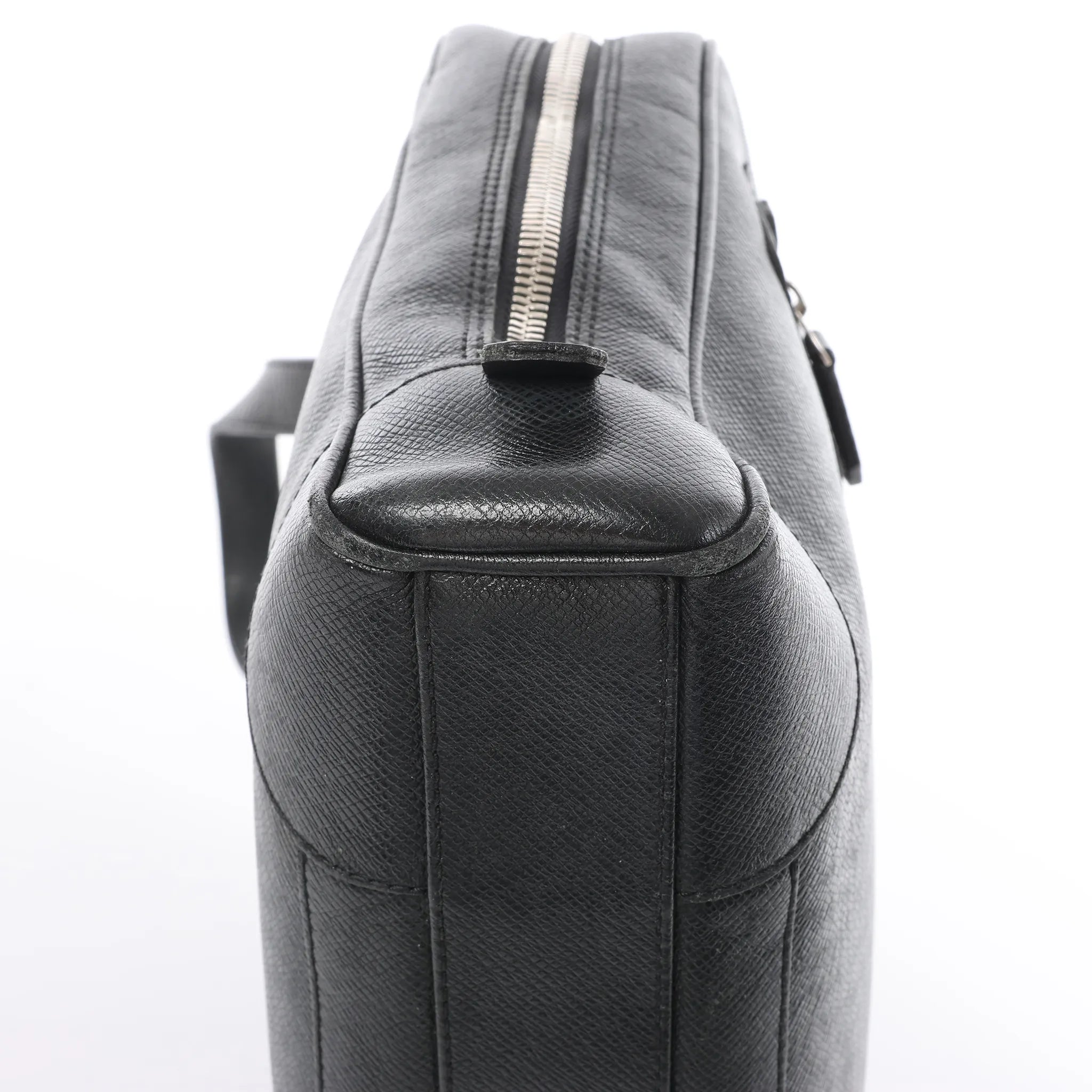 Louis Vuitton Alexander Taiga Leather Handbag in Black M31162