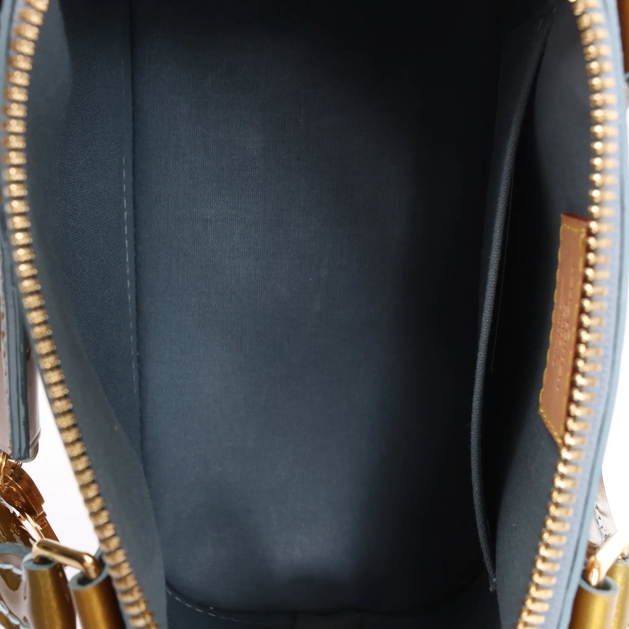 Bolso de mano Louis Vuitton Alma BB Monogram Vernis 2Way en dorado M91677