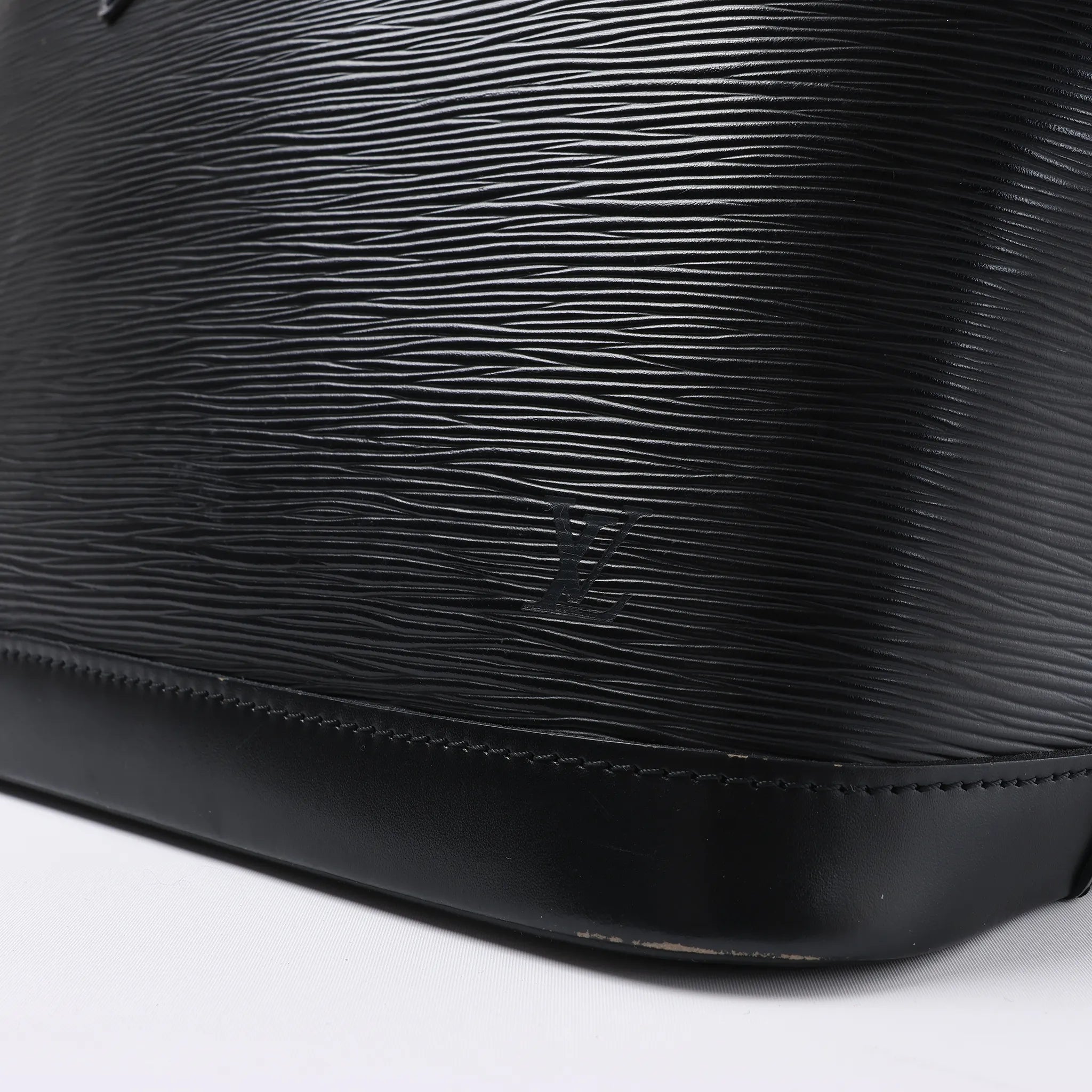 Louis Vuitton Alma PM Epi Leather Handbag in Black M52142